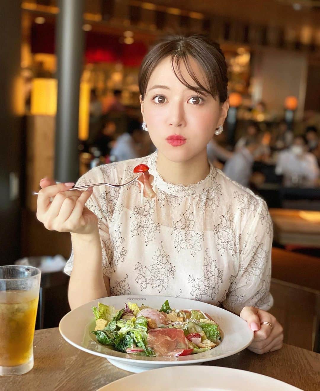 石井里奈さんのインスタグラム写真 - (石井里奈Instagram)「こんばんは💕 . 今夜は里奈ログ🤤野菜不足を解消しようと思って、リゴレットでヘルシーにサラダランチ🥗✨ . リゴレットは雰囲気が良くて夜はバーとか華やかな感じのお店🙆‍♀️ . ランチはその日によってサラダの種類が違うんだけど今回はシーザーサラダ🙆‍♀️半熟卵がトロトロで幸せでした🥰 しっかりドヤ顔でブロッコリー食べてタンパク質も補給🙆‍♀️❤️ . ただやっぱりサラダだけでは足りなくて 、その後チョコバナナクレープ食べちゃったけどね（壁の絵と同じ顔してみた笑） . 今日は久々に会社に出勤したんだけど、出勤するのが珍しくなると、会社がちょっと恋しく感じるものですね🥺✨笑 昔なら絶対思わなかったけど笑、不思議だー🤭 . 最近ねDMやコメントで、私が紹介したお店やお洋服やコスメを実際行ったり使っていていただいて、よかったです💕ってフォロワーさんからいってもらえることがあって🥺✨そんな反応いただけるのが本当に本当に嬉しくて、インスタやっててよかったなぁって心底思ってね、 よりいい情報発信できるように頑張ろうって思いました💕🥺✨ みんないつもありがとう😭💕 . なんだか今日の投稿は日記みたいだね📚笑 . 今日もお疲れ様でした✨ . #りなまるグルメ #サラダランチ #ヘルシーランチ #六本木ランチ #リゴレット #サラダ #シーザーサラダ #ヘルシーランチ #グルメ #六本木カフェ #ヘルシ― #六本木ヒルズ #ダイエット #diet #salad #crepe #クレープ #グルメ女子 #出勤 #六本木 #ダイエット食 #野菜不足 #東京グルメ #六本木バー #会社 #通勤 #ランチ #OLランチ #lunch」6月18日 20時38分 - ri7tin1025