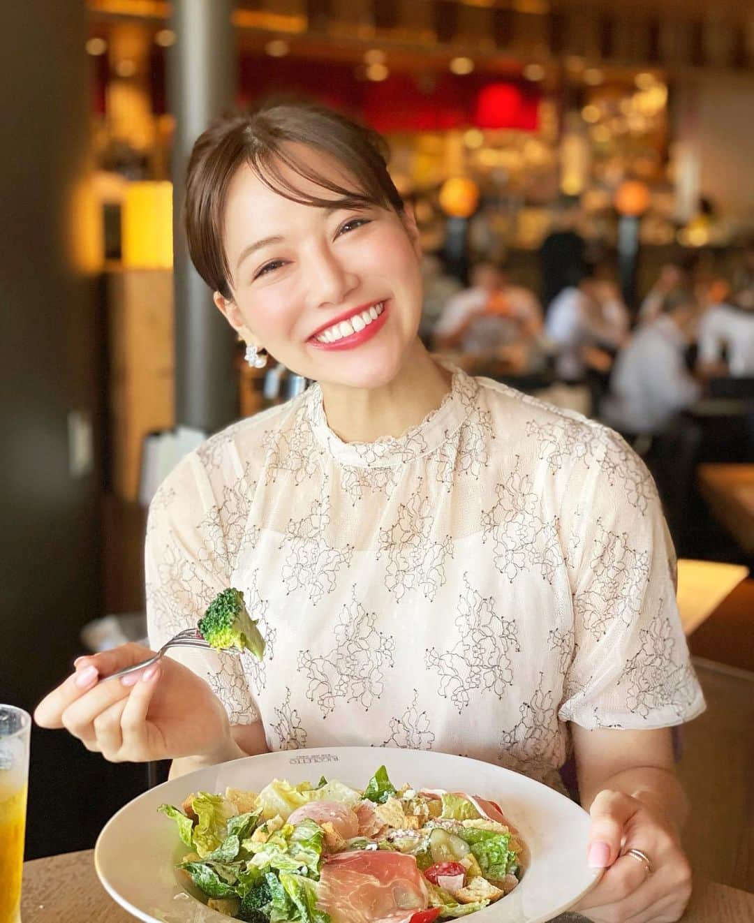 石井里奈さんのインスタグラム写真 - (石井里奈Instagram)「こんばんは💕 . 今夜は里奈ログ🤤野菜不足を解消しようと思って、リゴレットでヘルシーにサラダランチ🥗✨ . リゴレットは雰囲気が良くて夜はバーとか華やかな感じのお店🙆‍♀️ . ランチはその日によってサラダの種類が違うんだけど今回はシーザーサラダ🙆‍♀️半熟卵がトロトロで幸せでした🥰 しっかりドヤ顔でブロッコリー食べてタンパク質も補給🙆‍♀️❤️ . ただやっぱりサラダだけでは足りなくて 、その後チョコバナナクレープ食べちゃったけどね（壁の絵と同じ顔してみた笑） . 今日は久々に会社に出勤したんだけど、出勤するのが珍しくなると、会社がちょっと恋しく感じるものですね🥺✨笑 昔なら絶対思わなかったけど笑、不思議だー🤭 . 最近ねDMやコメントで、私が紹介したお店やお洋服やコスメを実際行ったり使っていていただいて、よかったです💕ってフォロワーさんからいってもらえることがあって🥺✨そんな反応いただけるのが本当に本当に嬉しくて、インスタやっててよかったなぁって心底思ってね、 よりいい情報発信できるように頑張ろうって思いました💕🥺✨ みんないつもありがとう😭💕 . なんだか今日の投稿は日記みたいだね📚笑 . 今日もお疲れ様でした✨ . #りなまるグルメ #サラダランチ #ヘルシーランチ #六本木ランチ #リゴレット #サラダ #シーザーサラダ #ヘルシーランチ #グルメ #六本木カフェ #ヘルシ― #六本木ヒルズ #ダイエット #diet #salad #crepe #クレープ #グルメ女子 #出勤 #六本木 #ダイエット食 #野菜不足 #東京グルメ #六本木バー #会社 #通勤 #ランチ #OLランチ #lunch」6月18日 20時38分 - ri7tin1025