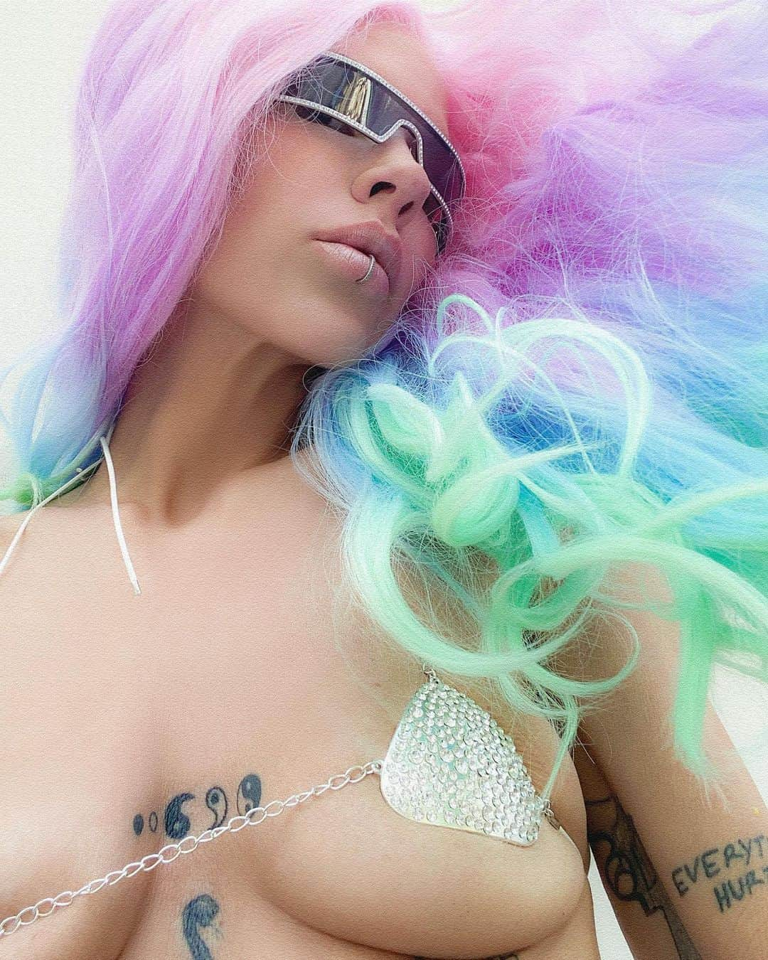 ジェニファー・グレースのインスタグラム：「Happy Pride, Y’all! I ❤️🧡💛💚💜💙🖤🤎🤍 you!」