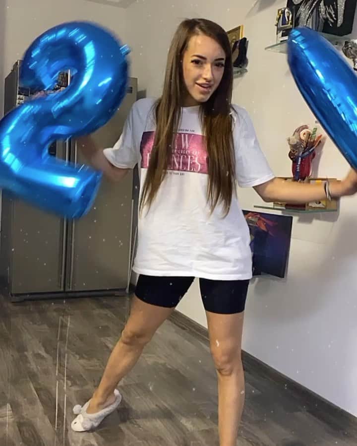 ラリサ・ヨルダケのインスタグラム：「💜 #24」
