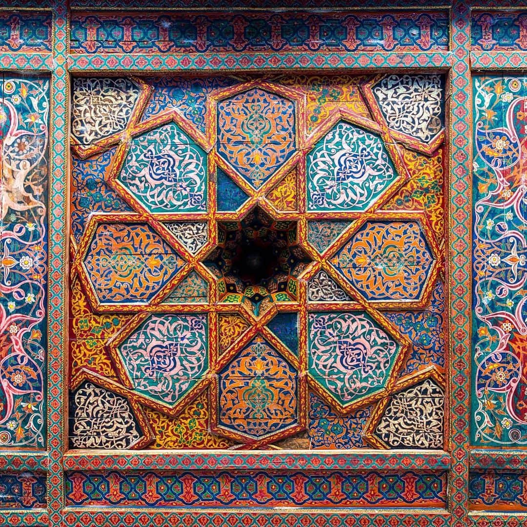 Lonely Planetのインスタグラム：「See Uzbekistan’s architectural gems captured in stunning detail by @wiltonphoto We spoke to him about his four-month, 40,000km overland journey from London to Beijing that crossed 15 countries. Tap the link in our bio learn about this fascinating project.」