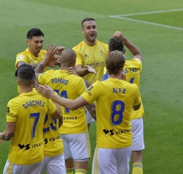 アレハンドロ・フェルナンデス・イグレシアスのインスタグラム：「Qué sufrimiento, qué victoria!!! Qué orgullo jugar en este equipo💛💙 sigamos soñando pero sin negociar la lucha! Va por ti Luismi😊  #Mehandichoqueelamarillo #AF8 #ÁnimoLuismi」