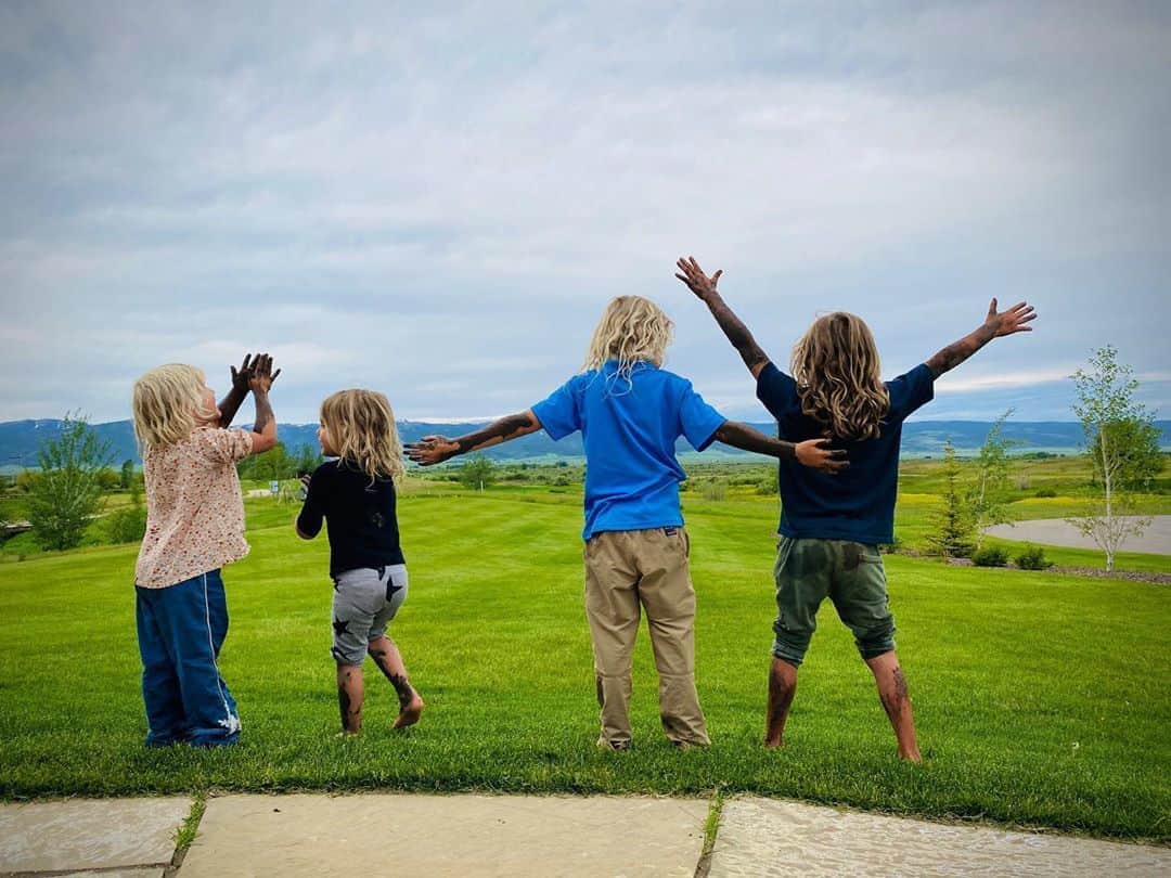 ダニエラ・ルーアのインスタグラム：「Muddy, wet and blissfully happy. ❤️ Enlamados, molhados e felizes da vida. . #cousins #olsens #family #kids #happy #nature #girls #boys #siblings #longhairdontcare #love #qualitytime」