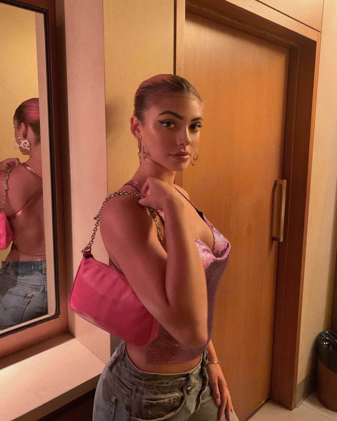 ケルシーのインスタグラム：「styled by dev」