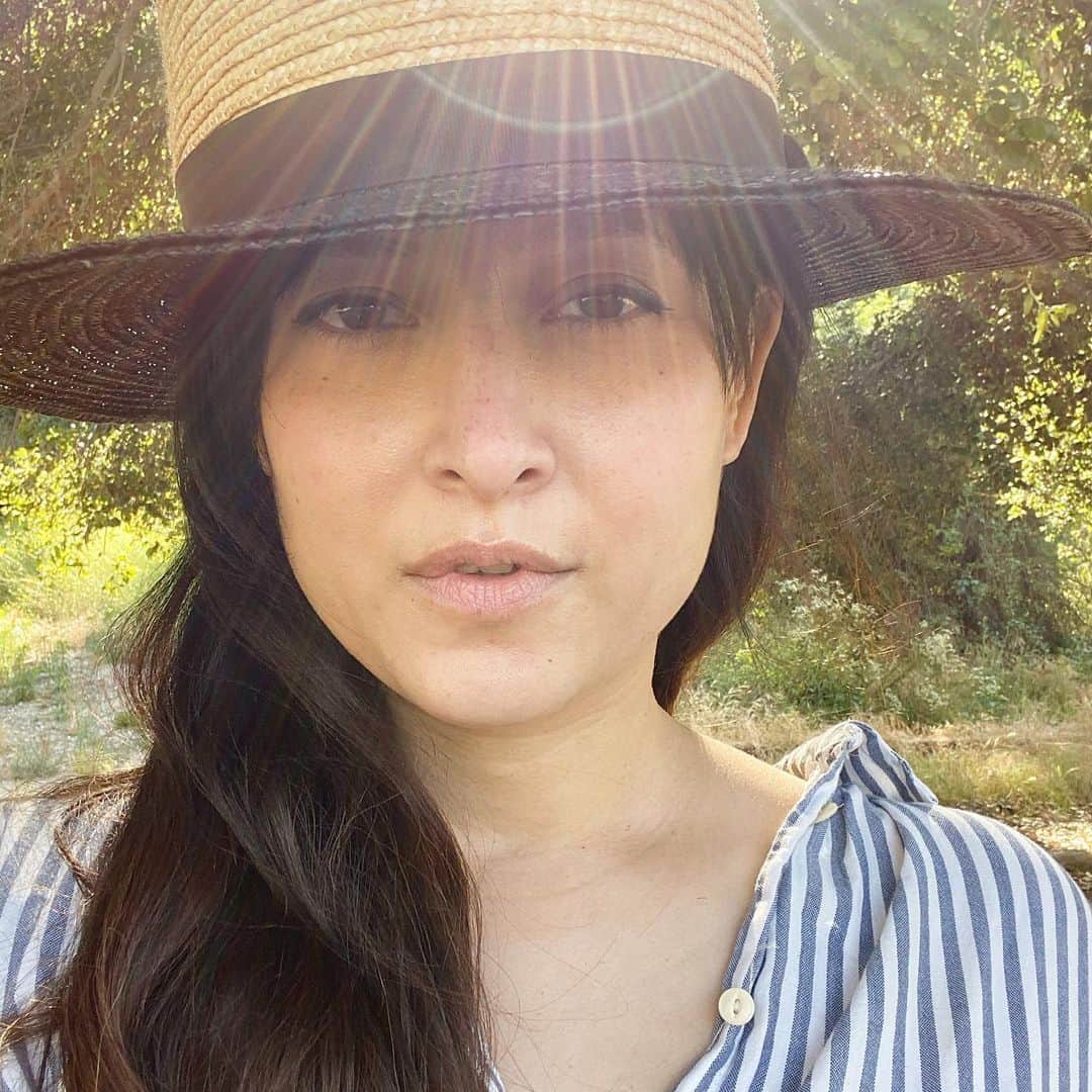 フリーディアのインスタグラム：「California now requires for everyone to wear a mask when we are out but when no one is around we take a break 😷  Watch my IG highlights to see what fabric I have for masks. Lemme know if you need me to make you one * * カリフォルニア州はマスクを着けないといけないけど人が周りにいないとマスクを取るよね　笑  #facemasks #mask #losangeles #govenornewsom #california #imakemasks #maskmaker #masksforsale #friediamn #hatgirl #lovehats #frenchgirl」