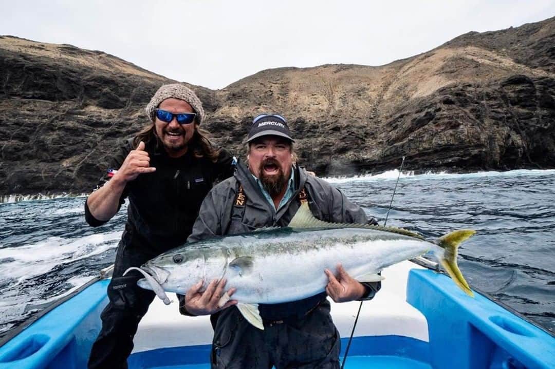Costa Sunglassesのインスタグラム：「@carterandrewsfishing wrestling giants off the rocks of Robinson Crusoe. #SeeWhatsOutThere」