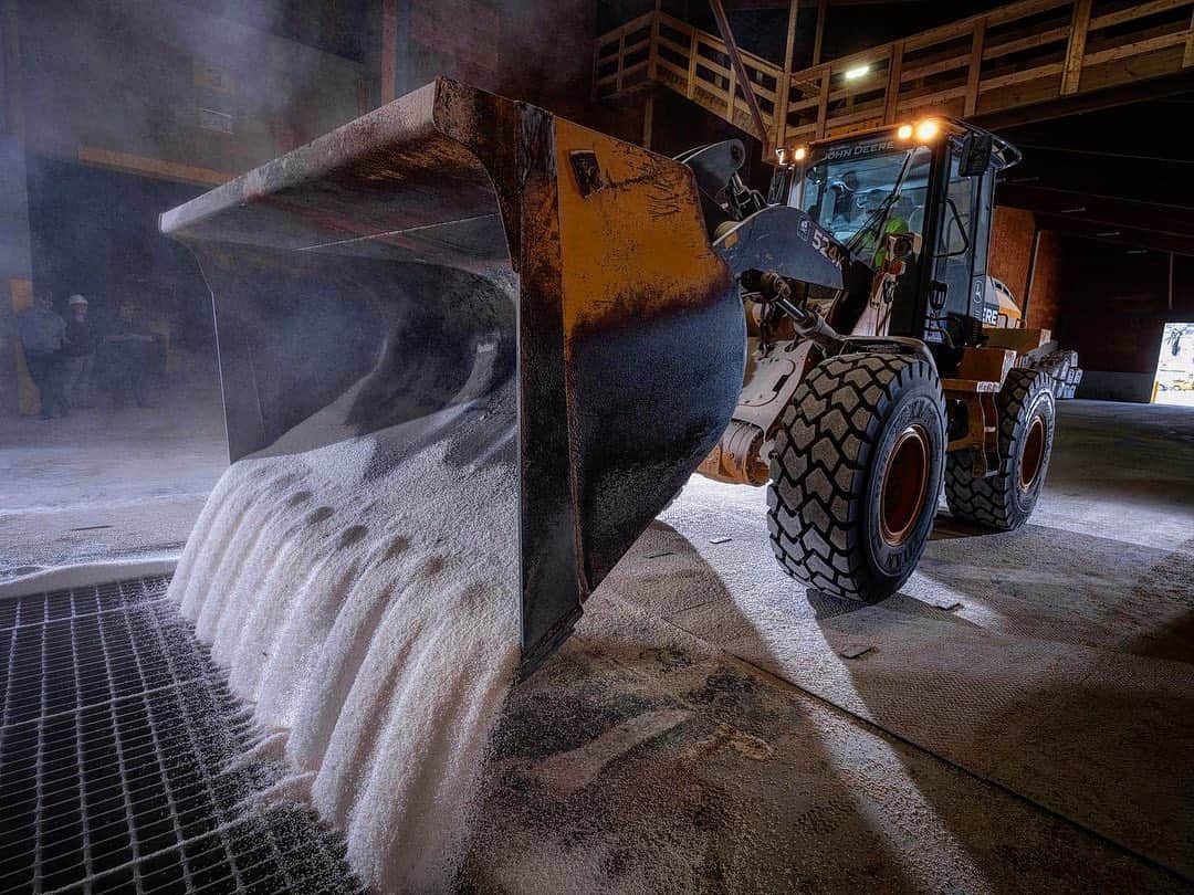 National Geographic Creativeさんのインスタグラム写真 - (National Geographic CreativeInstagram)「Photos by Keith Ladzinski @ladzinski | Fertilizer, being poured into a large underground container to be mixed and loaded into industrial sprayers. Feeding the masses is difficult and complex work, fertilizer is critical for large scale agriculture to provide higher yield as well as bring nutrients and immunities to high volume crops. Fertilizer ingredients typically have the big 3 - Nitrogen: the top nutrient plants absorb and ensures health. Phosphorus: which helps plants to store energy and helps with photosynthesis absorption. Potassium: which helps with the plants strength and root systems. Historically speaking, fertilizers have made large strides but can still be problematic if they aren’t absorbed by plants and instead enter water systems. Algae blooms are one example of when excess phosphorus makes its way into water systems. Many farmers are taking to winter crop coverage over the years, non harvested crops that get tilled and help add nutrients into the ground. This coverage helps to keep soil intact, preventing air driven migration of fertilizers into water systems.」6月19日 6時55分 - natgeointhefield