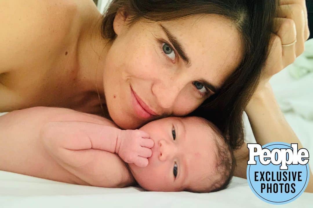 カーラ・ソウザのインスタグラム：「Gracias @people por ayudarme compartir mi felicidad con el mundo ✨. Hay tanta injusticia en el mundo y como madre me hace pensar en cual mundo quiero ver a mis hijos crecer. Miro a Luka y a Gianna y me trae esperanza pero también me inspira a dedicarme a ser parte del cambio que tanto necesitamos. Bienvenido al mundo Luka ❤️ •  Thank you @people for helping me share our joy with the world ✨ There’s so much heaviness and injustice in the world and as a mother it makes me wonder what world my children are growing up into. Looking into Luka’s eyes and watching Gianna as a big sister brings me so much hope and commitment to being a part of the change. Welcome to the world Luka ❤️」