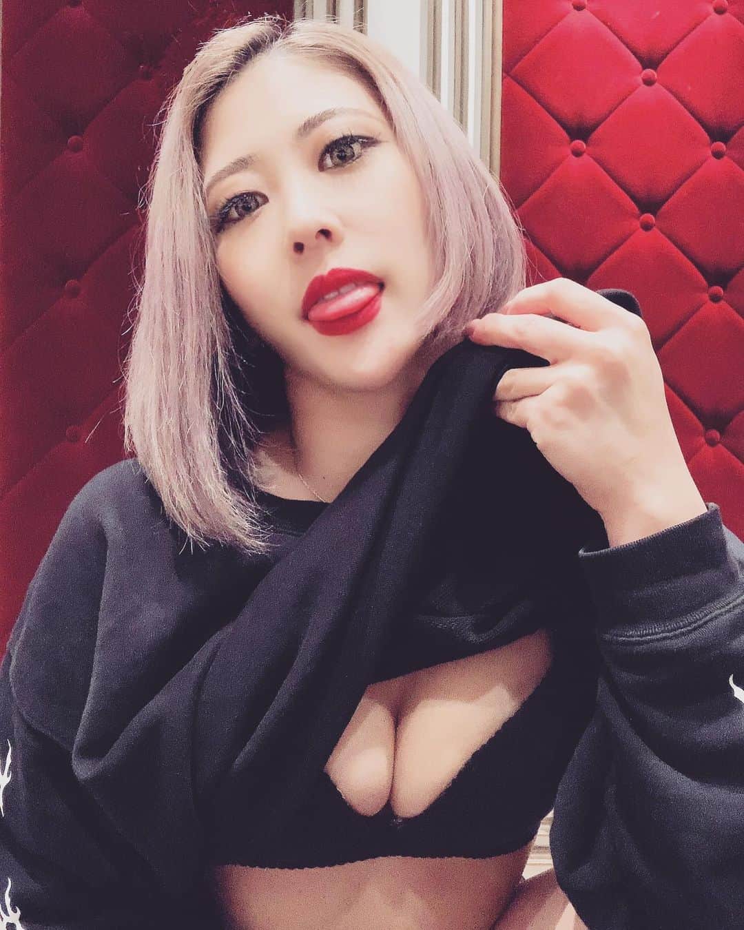 Kumiのインスタグラム：「. この時期特有の… アホ毛の悩み、、、 . 辛い😂😂😂 . 女性の皆さん ブリーチ毛のハイパーダメージヘアに オススメのシャンプー 教えてください🤔🤔 . . .」