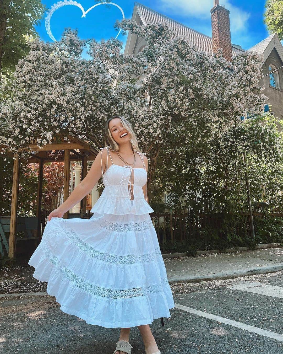トーリ・ウェブスターのインスタグラム：「Count the roses, not the thorns. 🦋☁️ @revolve」