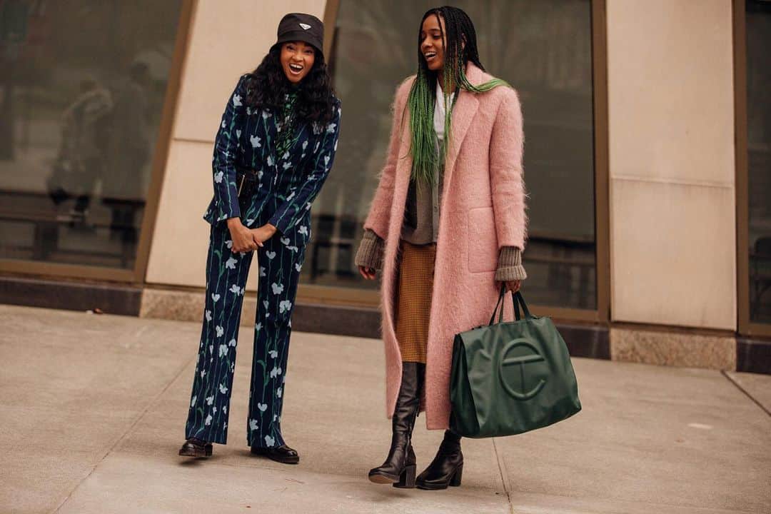 Vogue Australiaさんのインスタグラム写真 - (Vogue AustraliaInstagram)「If you were one of the many people across the country who returned to a physical office this week, you've probably spent the last five days adjusting to a daily commute, again. In the bio link, we explore 10 inspiring ways to make the most of your daily trip to and from work (and yes, these tips will help pass the time too). 📷 @garconjon」6月19日 7時01分 - vogueaustralia