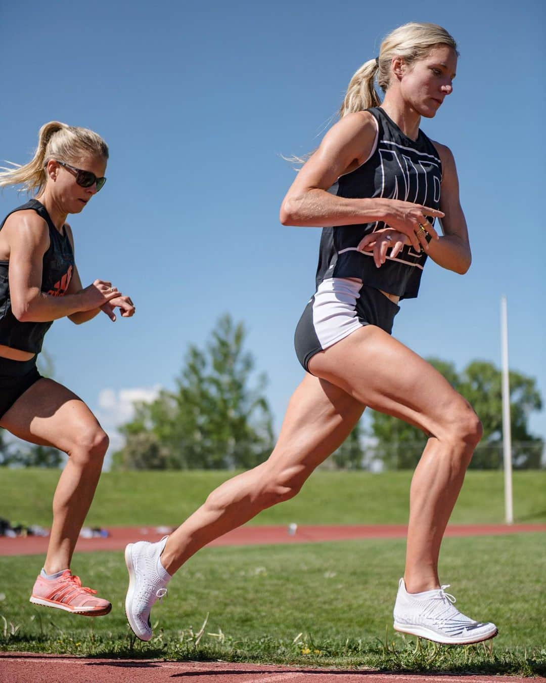 エマ・コバーンさんのインスタグラム写真 - (エマ・コバーンInstagram)「Starting the very first rep of the workout, I’m thinking “here we go, stay relaxed, just count it down.” Track session again tomorrow in prep for our race next week (link in bio for details!) 💪🏻 here we goooooo #workout #tracksession #teamboss #teamnb」6月19日 7時05分 - emmacoburn