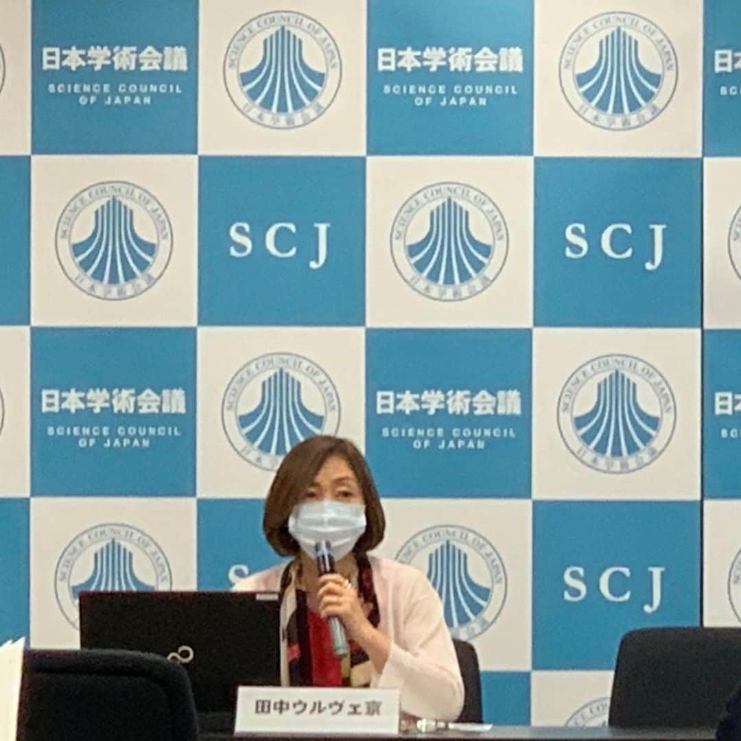 のインスタグラム：「昨日はテレ朝での放送終了後に乃木坂へ向かい日本学術会議に登壇しました。 「スポーツの価値」の定義、「アスリートにとってのスポーツの価値とは何か」、「競技引退時に必要な支援」、「競技引退時にアスリート本人が見つける必要のある競技の意味(やって来た価値の気づき)」など競技引退の概念モデルを使ってお伝えしたかったことです。 スポーツを一生懸命してきた人間には当然良い面も弱点もあります。 でも一緒の「井の中」だとそこに客観的には気づけないことも多いです。。。 スポーツとは異分野で極めていらっしゃる方々とスポーツについて考えさせていただけることは貴重です。 最後に、いつも楽しくお話させていただく喜連川優先生とまたご一緒できるご縁でした。いつも大変ありがたく。 ソーシャルディスタンスで一緒に写真撮りました！」