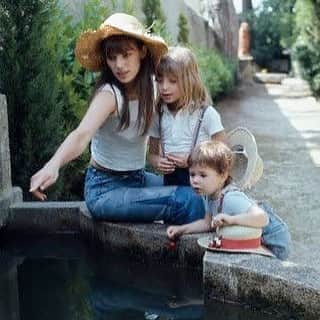 大森美希さんのインスタグラム写真 - (大森美希Instagram)「Mother and daughters  ジェーン・バーキンそして幼い日のケイト・バリーとシャルロット・ゲンズブール  #todaysmood #family #janebirkin #katebarry #charlottegainsbourg #famille #mèreerfilles #motheranddaughters #paris #parislife #fashion #childhoodmemories #souvenirsdenfance #mode #fashionicon #70s #70sfashion #今日のムード #母と娘 #ジェーンバーキン #ケイトバリー #シャルロットゲンズブール #ファッションアイコン #ファッション #70年代 #70年代ファッション #幼少期の思い出 #パリ #フレンチ #バーキン」6月19日 7時15分 - mikiomori_