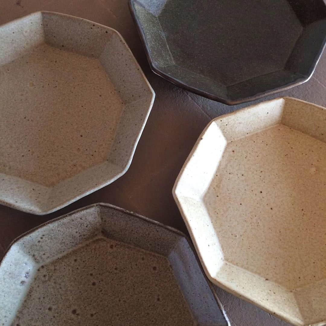 Komerco-コメルコ-さんのインスタグラム写真 - (Komerco-コメルコ-Instagram)「.⁣ クリエイターの日々ごはん⁣ 【Fujii Msy Pottery】⁣ .⁣ Komercoで料理が楽しくなるモノを出品されているクリエイターさんに、創作活動や日々のごはんについてお話を伺うインタビュー連載企画。⁣ .⁣ 今回は、アメリカで陶芸を学ばれ、現在は福島で作陶に励まれる「Fujii Msy Pottery」のフじイまさよさん。⁣ .⁣ 陶芸家になられたきっかけから、作品のインスピレーション、普段のお料理との向き合い方などをお聞きしました♩⁣ ぜひ最新のコメルコバナシを読んでみてくださいね☺⁣ .⁣ -------------------------------⁣ ▷ #コメルコバナシ は、KomercoアプリとWebサイトのホーム画面でご紹介している読みもの。クリエイターや作品の魅力を紹介し、モノからはじまる料理の楽しさと可能性を提案しています。⁣ .⁣ ▷Web版はプロフィールリンクから📲⁣ @komerco_official⁣ .⁣ ▷iOS版アプリのダウンロードはAppStoreにて「Komerco」または「コメルコ」と検索🔎⁣ -------------------------------⁣ .⁣ #komerco #コメルコ #cookpad #クックパッド #komercoごはん #料理をもっと楽しく #おうちごはんを楽しもう  #おうちごはん #おうちごはんlover #instafood #foodpic #cookinglove #手しごと#interview #インタビュー #コメルコバナシ⁣ #komercoクラフト #陶芸家 #作家物の器が好きな人 #家庭料理⁣ #陶器 #陶芸 #インタビュー #うつわ作家 #クリエイターの日々ごはん #komercoインタビュー #FujiiMsyPottery #フじイまさよ #福島 @fujii_msy」6月19日 7時30分 - komerco_official