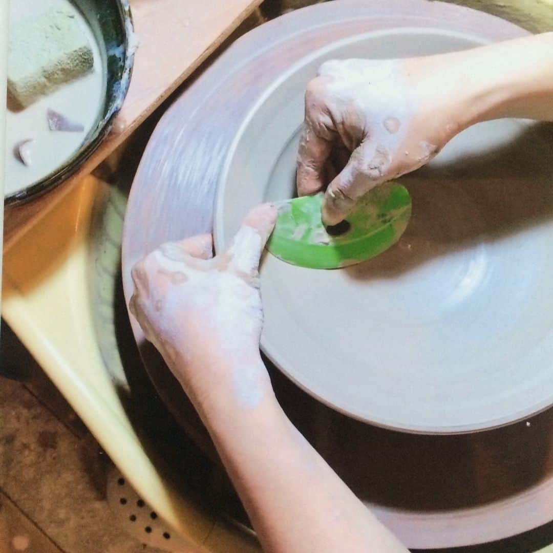 Komerco-コメルコ-さんのインスタグラム写真 - (Komerco-コメルコ-Instagram)「.⁣ クリエイターの日々ごはん⁣ 【Fujii Msy Pottery】⁣ .⁣ Komercoで料理が楽しくなるモノを出品されているクリエイターさんに、創作活動や日々のごはんについてお話を伺うインタビュー連載企画。⁣ .⁣ 今回は、アメリカで陶芸を学ばれ、現在は福島で作陶に励まれる「Fujii Msy Pottery」のフじイまさよさん。⁣ .⁣ 陶芸家になられたきっかけから、作品のインスピレーション、普段のお料理との向き合い方などをお聞きしました♩⁣ ぜひ最新のコメルコバナシを読んでみてくださいね☺⁣ .⁣ -------------------------------⁣ ▷ #コメルコバナシ は、KomercoアプリとWebサイトのホーム画面でご紹介している読みもの。クリエイターや作品の魅力を紹介し、モノからはじまる料理の楽しさと可能性を提案しています。⁣ .⁣ ▷Web版はプロフィールリンクから📲⁣ @komerco_official⁣ .⁣ ▷iOS版アプリのダウンロードはAppStoreにて「Komerco」または「コメルコ」と検索🔎⁣ -------------------------------⁣ .⁣ #komerco #コメルコ #cookpad #クックパッド #komercoごはん #料理をもっと楽しく #おうちごはんを楽しもう  #おうちごはん #おうちごはんlover #instafood #foodpic #cookinglove #手しごと#interview #インタビュー #コメルコバナシ⁣ #komercoクラフト #陶芸家 #作家物の器が好きな人 #家庭料理⁣ #陶器 #陶芸 #インタビュー #うつわ作家 #クリエイターの日々ごはん #komercoインタビュー #FujiiMsyPottery #フじイまさよ #福島 @fujii_msy」6月19日 7時30分 - komerco_official
