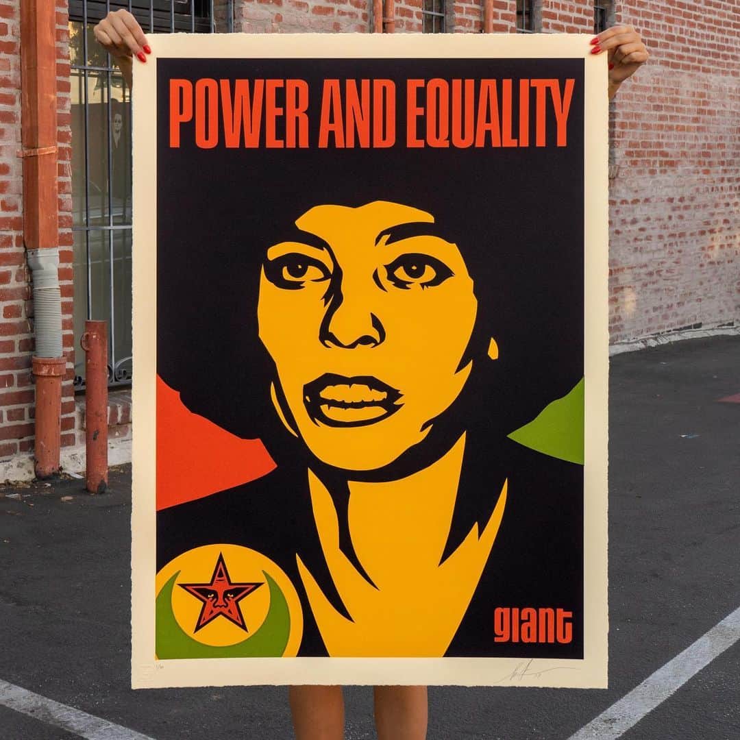 Shepard Faireyのインスタグラム：「I create art as a way to deconstruct meanings and start much-needed conversations on causes and issues that I believe in. In 1998, I created a series of works I called the "Giant Nubian" series with recognizable colors and themes to portray several African-American freedom fighters. Last year, to celebrate the 30th anniversary of OBEY GIANT, we released the "Facing the Giant: Three Decades of Dissent" print series, a collection of limited edition, large format fine-art prints on custom paper. A few of the Angela Davis and Jesse Jackson Nubian prints released in 2019 from this special edition series are still available on the site, and a portion of proceeds from these two prints goes to Black Lives Matter @blklivesmatter. You can read more about these works and purchase through the link in my bio, and help support the BLM movement while you're at it! -Shepard」