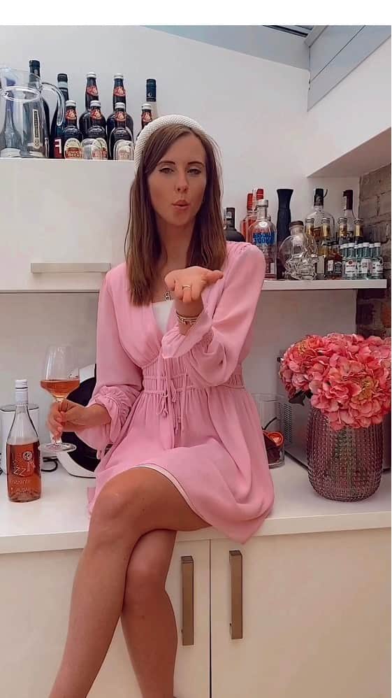 バーボラ・コディトヴァのインスタグラム：「#SendToAFriendChallenge We teamed up with some of the best influencers around the world to make an online party❤️ @julialobasheva @matthiasgeerts @kaaaaaaaaaaat @iamnicholaslipari @dasha.kochukova @parisexplorer @angelina @anthony_colette @fashioninmysoul @pieromodelo  Come join us! Share your version in stories or your main feed, tag us and don’t forget to mention #SendToAFriendChallenge 😉  We will repost the best ones!  Music: Young T & Budsey feat. Headie One - Don’t Rush」