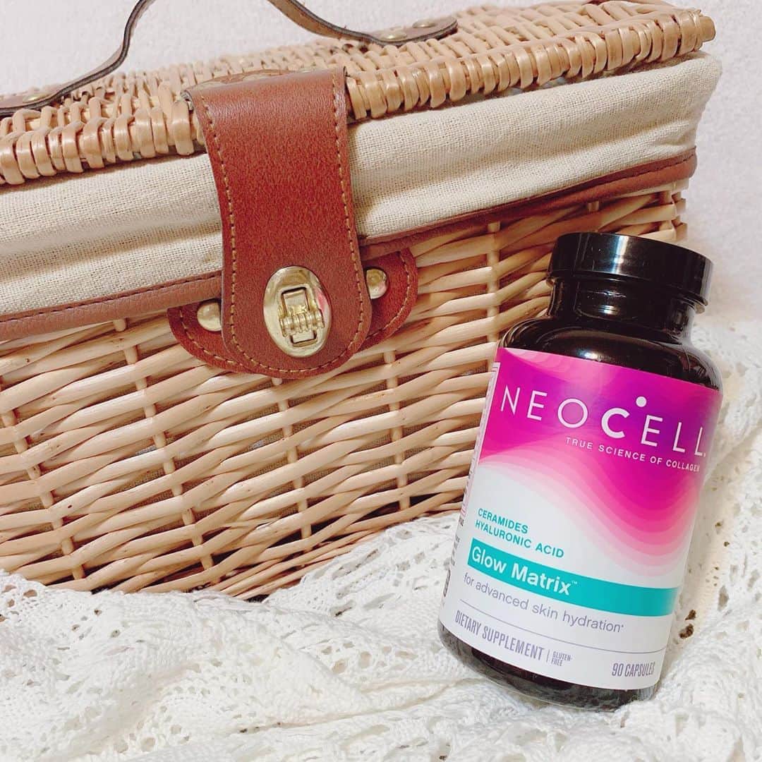 みはとのインスタグラム：「#おすすめサプリ 🍬 #neocell  #グローマトリックス #アドバンスドスキンハイドレーター ・ 私元々すごい乾燥肌なんですが、、 これ飲んで本当に感動したの。 どんなにクリーム塗ってもオイルで保湿してもすぐ乾燥してたのに。 ・ 飲んで次の日、自分の顔見てびっくり。。 肌がじゅわって。 内側から潤ってる感がすごくて。 ・ 数日飲み続けて、腕とか足も触り心地が全然違う！ふわふわなの。 ・ 何年も悩んでたのに 数日で格段に良くなりました🥺✨ サプリはここ数年何種類か飲んでるけど、こんなにすぐ効果が出たのは初めて。 ・ なんでもっと早く買わなかったのか… って後悔してるくらい乾燥肌の人にはおすすめです✨ ・ ・ ・ #オススメ #サプリ #サプリメント  #美容 #乾燥肌 #潤い #美白 #セラミド #コラーゲン #ヒアルロン酸 #コスメ #肌 #美肌ケア #水分補給 #保湿  #iharb #アイハーブ #アイハーブ購入品 #glowmatrix」