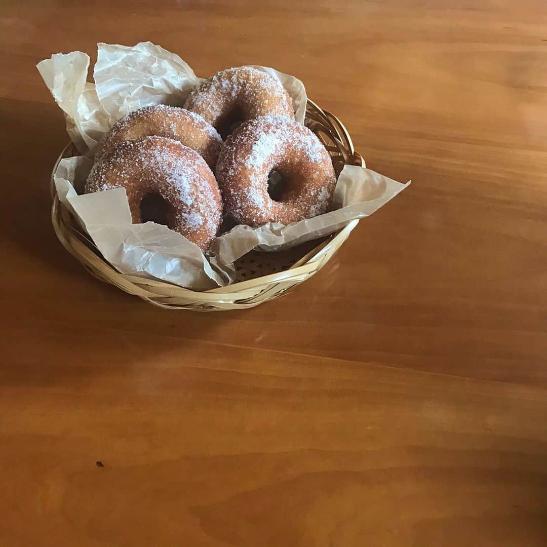 のインスタグラム：「撮影のオヤツにベーグルドーナツ揚げました🍩  ふわふわドーナツと真逆？！むぎゅむぎゅしっかり噛むドーナツは、いまのお気に入り！  朝おきて冷蔵庫に入れ忘れたベーグル生地を見たときは、本当にびっくり！　しまったと思っていたのに、、、。もう1つのバットはちゃんと冷蔵庫の中にー、よかった！」