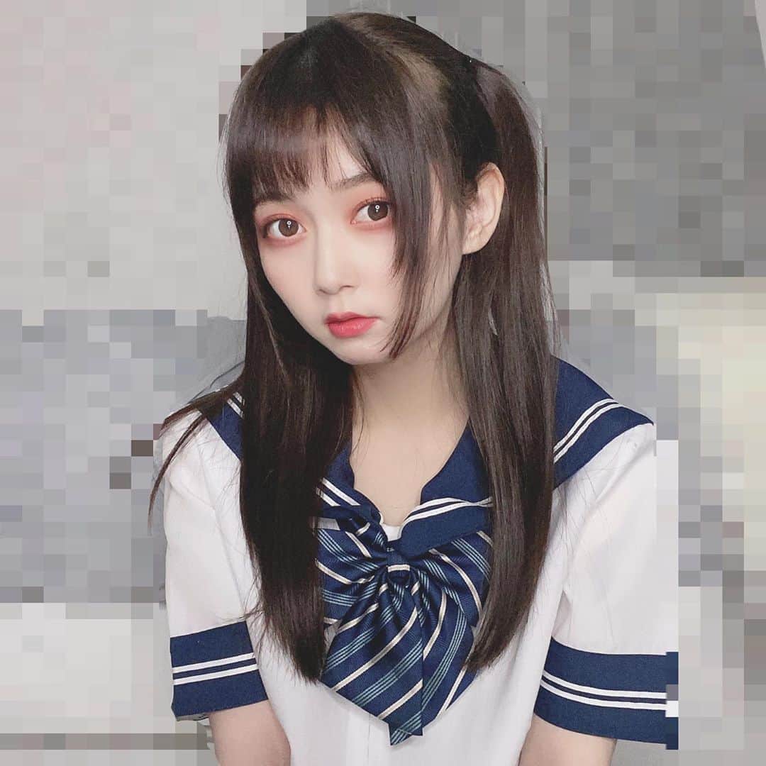 金久保マユ（ぼんぼん）のインスタグラム：「先日のYouTubeでやった #地雷メイク 撮り方も意識してました！❤︎ . 地雷メイクや量産型メイクって本当にかわいい。（と言っても普段から量産っぽいメイクしてるけど笑） . . やってみたかったので挑戦できてよかったー！最近メイクへのモチベが高いので、こういうメイクやってみて！っていうのがあったら是非教えてください🥰 . . . にしても制服はもうそろそろ🙃🙃🙃 . . . . . #メイク#かわいい#地雷#地雷系メイク#地雷女#赤#etudehouse#アイシャドウ#加工#セーラー服#制服#コスプレ#jk#アイドル#風#ハーフツイン#ツインテール#ドーリー#きょコ#美意識向上#自撮り#自撮り界隈#おへや#おうち#メイク#room#follome#love#animegirl#dolly」