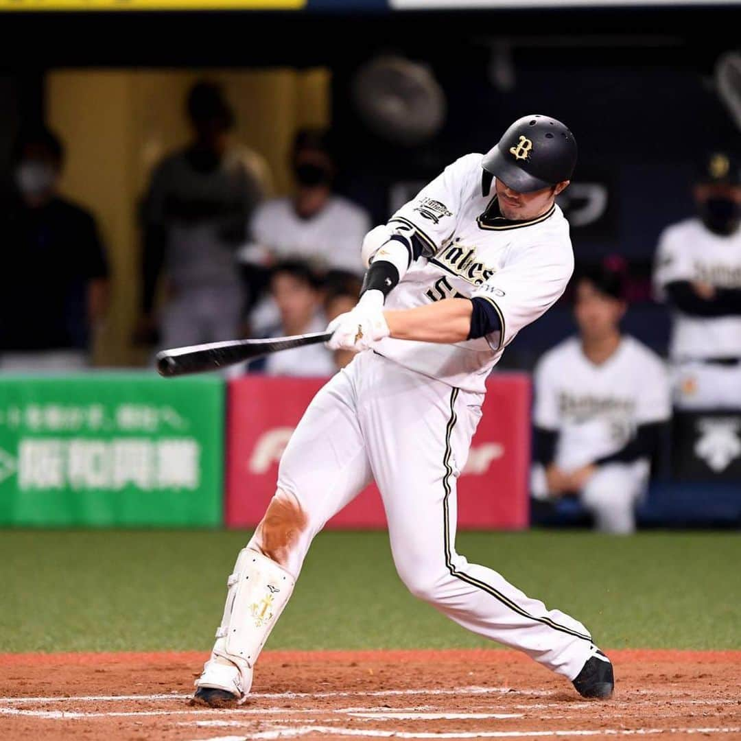 T-岡田（岡田 貴弘）のインスタグラム：「いよいよ明日6月19日からプロ野球が開幕します。 新型コロナウイルスの影響で開幕さえも出来るかわからない中、私たちが安全に生活出来るように守ってくださっている皆さん、本当にありがとうございます。  今シーズン上手くいったりいかなかったりがたくさんあると思いますが、楽しむ事を忘れずにガムシャラに頑張ります！ 無観客での開幕となりますが、心はひとつです！一緒に戦いましょう！  #いよいよ開幕#がむしゃらに#頑張ります」