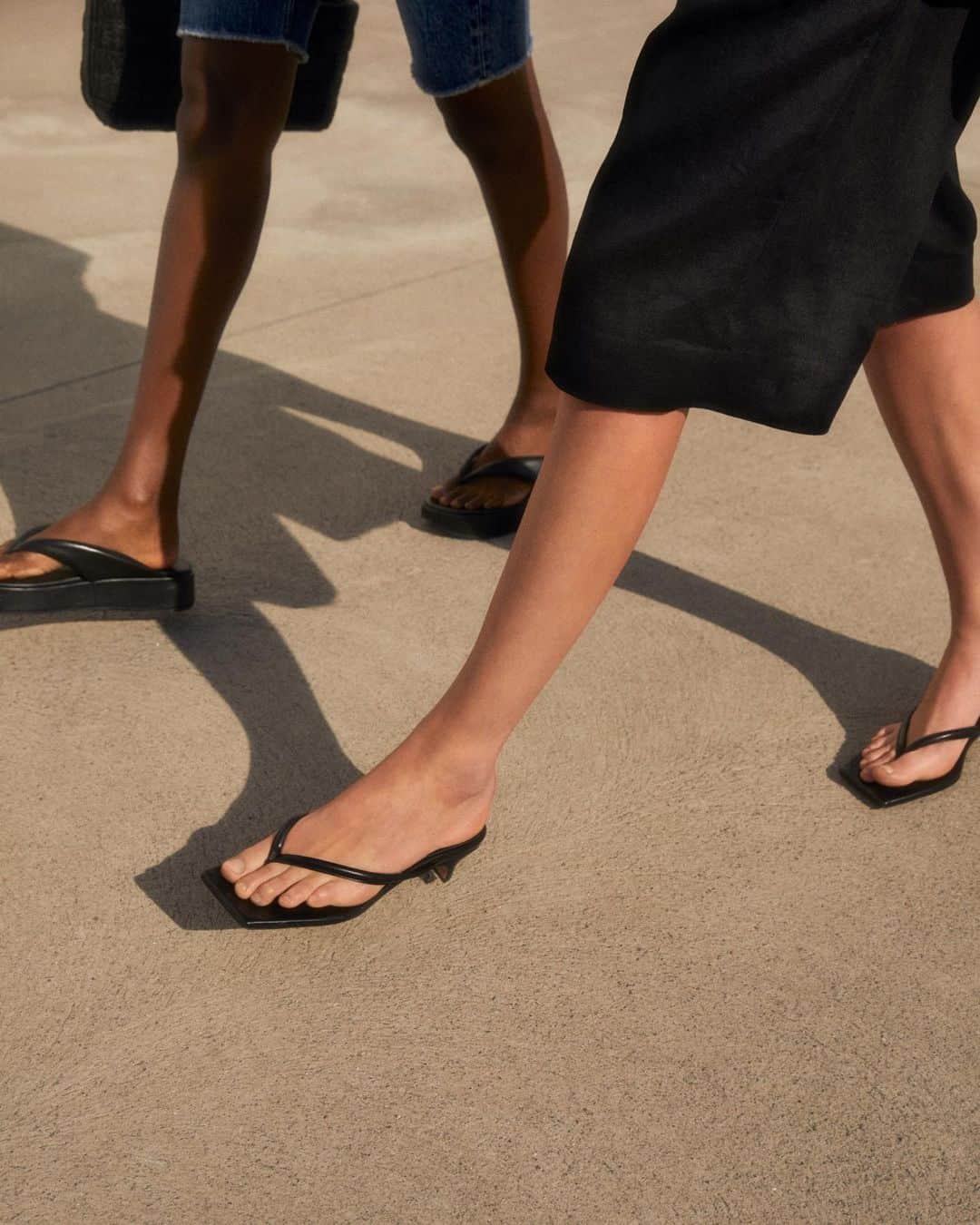 ARKETさんのインスタグラム写真 - (ARKETInstagram)「Designed with a squared toe and a thong strap, these sandals are made in Italy and crafted from a soft nappa leather that has undergone a chrome-free tanning process. Discover all ARKET's summer shoes: link in bio. - #ARKET #summer」6月18日 22時44分 - arketofficial