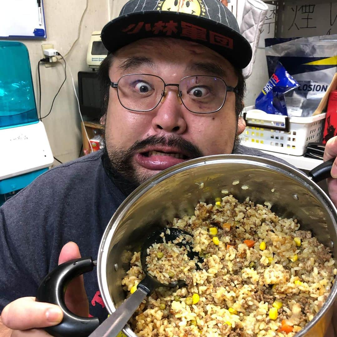 兵頭彰のインスタグラム：「#大日道場飯 最終回、「兵頭彰をもてなす料理」 ご視聴ありがとうございました❗️ ・みかんキーマライス ・ガリバタチキン ・羽付き餃子 ・地獄飯 をこしらえていただきました✨ どの料理も美味しく、おもてなししていただきました✨  さらに自分が何もしないのは忍びないので、クッキングパパに登場する「ソルティーフィッシュ」なるものをこしらえました🔥  大日道場飯season2は果たして始まるのか…  #bjw  #大日本プロレス」