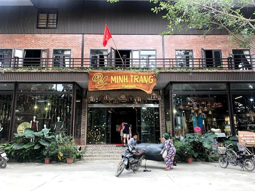 旅ぷらAPTトラベル ハノイ支店さんのインスタグラム写真 - (旅ぷらAPTトラベル ハノイ支店Instagram)「・ タムコックのハイセンスなお土産ショップ 【Minh Trang (ミン・チャン)】 ・ 刺繍をこよなく愛するスタッフたちによって作り上げ られたタムコックにあるお土産ショップです😍🇻🇳🌿 ・ 洗練されたハイセンスで豊富な商品、 店内のお洒落すぎるインテリアと 立ち寄ったらついつい長居してしまうスポット🌟 ・ 1000年の歴史を持つハノイ郊外の刺繍の村 「クアット・ドン」で作られたシルクのアイテムや、 刺繍雑貨のポーチやアクセサリーだけでなく、 お洒落なインテリアグッズや、ファッション衣類まで とにかく品数が多く、本当にどれも可愛い🥺💓 ・ 二階では、実際に職人たちが作業している姿も 見れるのでぜひ😍🧵✨ ・ お値段はやはり、ローカルお土産ショップに比べると 値が張りますが、それでも何か１つここで買っていきたい！ そんな気持ちになってしまいます💓 ・ タムコックの船着場から徒歩5分ほどなので、 タムコックツアーご参加の際などには、ぜひ立ち寄って欲しいおすすめショップです🥰 ・ ・ 【Minh Trang Private Enterprise】 📍No. 02 Tam Coc Rd, Ninh Hải, Hoa Lư, Ninh Bình」6月18日 22時39分 - tnk_hanoi