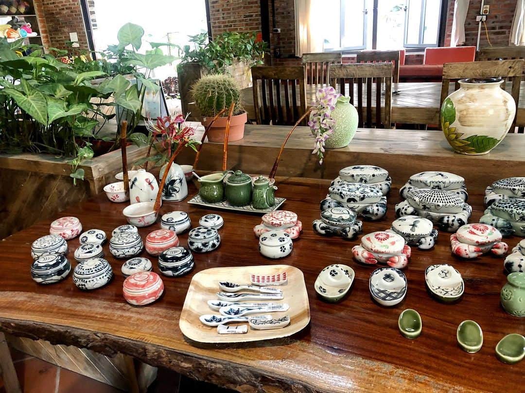 旅ぷらAPTトラベル ハノイ支店さんのインスタグラム写真 - (旅ぷらAPTトラベル ハノイ支店Instagram)「・ タムコックのハイセンスなお土産ショップ 【Minh Trang (ミン・チャン)】 ・ 刺繍をこよなく愛するスタッフたちによって作り上げ られたタムコックにあるお土産ショップです😍🇻🇳🌿 ・ 洗練されたハイセンスで豊富な商品、 店内のお洒落すぎるインテリアと 立ち寄ったらついつい長居してしまうスポット🌟 ・ 1000年の歴史を持つハノイ郊外の刺繍の村 「クアット・ドン」で作られたシルクのアイテムや、 刺繍雑貨のポーチやアクセサリーだけでなく、 お洒落なインテリアグッズや、ファッション衣類まで とにかく品数が多く、本当にどれも可愛い🥺💓 ・ 二階では、実際に職人たちが作業している姿も 見れるのでぜひ😍🧵✨ ・ お値段はやはり、ローカルお土産ショップに比べると 値が張りますが、それでも何か１つここで買っていきたい！ そんな気持ちになってしまいます💓 ・ タムコックの船着場から徒歩5分ほどなので、 タムコックツアーご参加の際などには、ぜひ立ち寄って欲しいおすすめショップです🥰 ・ ・ 【Minh Trang Private Enterprise】 📍No. 02 Tam Coc Rd, Ninh Hải, Hoa Lư, Ninh Bình」6月18日 22時39分 - tnk_hanoi