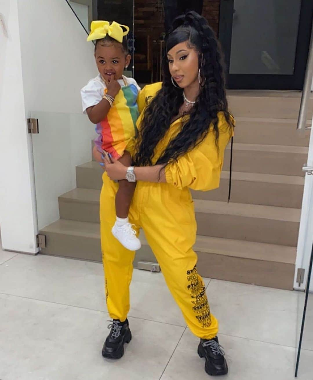 ワーナーミュージック・ジャパン洋楽さんのインスタグラム写真 - (ワーナーミュージック・ジャパン洋楽Instagram)「【Cardi B】 人気女性ラッパーのカーディー・Bと娘のカルチャーちゃんのツーショット😍 ✨ いつもお揃いの可愛い衣装を着こなす二人🥰 ✨ とても素敵な親子です👩‍👧❣️ #cardib #kulture #family #カーディーB #カルチャー #おうちで音楽 #洋楽」6月18日 22時39分 - warnermusicjp_intl