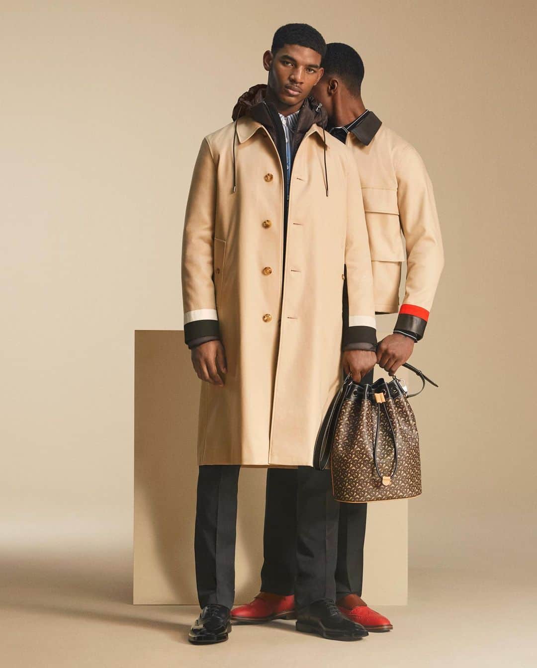 のインスタグラム：「#ReeceNelson in the new #BurberryPreAW20 campaign – captured by #DankoSteiner .  Our cotton gabardine car coat is paired with the #ThomasBurberryMonogram e-canvas duffle bag, an archive style reimagined by #RiccardoTisci .  #Burberry」