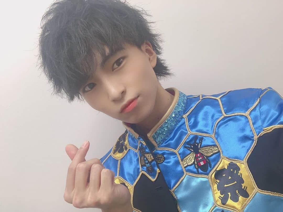祭nine.のインスタグラム：「祭nine.テーマカラー青！ 髙崎 寿希也です！  どーも！  1枚目 この頃の髪型よかったなぁなんて見返してる今日この頃いかがお過ごしでしょうか？😧 2枚目 今日のたまごぼーろ。 day35。 ↑そもそもそれまでを知らない😧  #祭nine. #じゅっきー　#たまごぼーろ　#どこかで見覚えのあるような写真。」