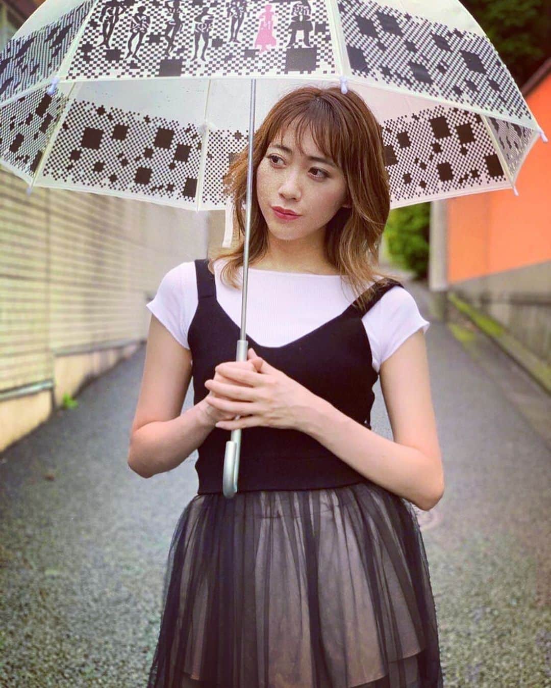 MIAKAさんのインスタグラム写真 - (MIAKAInstagram)「雨が楽しくなる理由・・・ それは、#ジョジョ の傘だから！😆 ・ ・ ・ #傘：myfansからの贈り物❤︎ #大切にしすぎてまだ一回しか使えてないw #ジョジョの奇妙な冒険  #ジョジョの奇妙な冒険黄金の風  #ジョジョ5部  #雨の日 #雨の日の過ごし方  #jojopart5 #jojo_anime  #umbrellagirl #rainydays☔️ #rainyweather☔️ #rainydayfun  #rainyseason☔️ #miaka」6月18日 22時40分 - miaka.jp