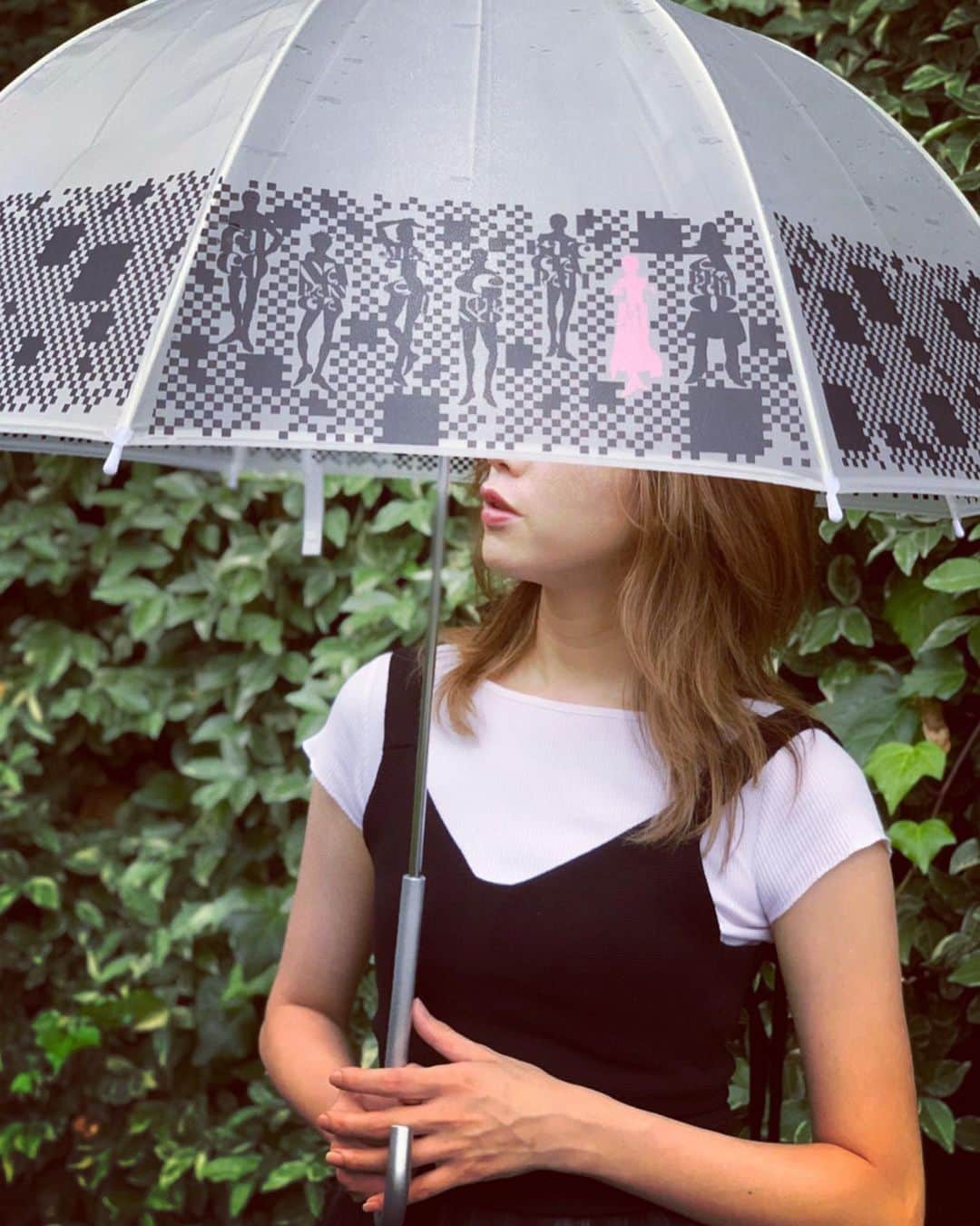 MIAKAさんのインスタグラム写真 - (MIAKAInstagram)「雨が楽しくなる理由・・・ それは、#ジョジョ の傘だから！😆 ・ ・ ・ #傘：myfansからの贈り物❤︎ #大切にしすぎてまだ一回しか使えてないw #ジョジョの奇妙な冒険  #ジョジョの奇妙な冒険黄金の風  #ジョジョ5部  #雨の日 #雨の日の過ごし方  #jojopart5 #jojo_anime  #umbrellagirl #rainydays☔️ #rainyweather☔️ #rainydayfun  #rainyseason☔️ #miaka」6月18日 22時40分 - miaka.jp