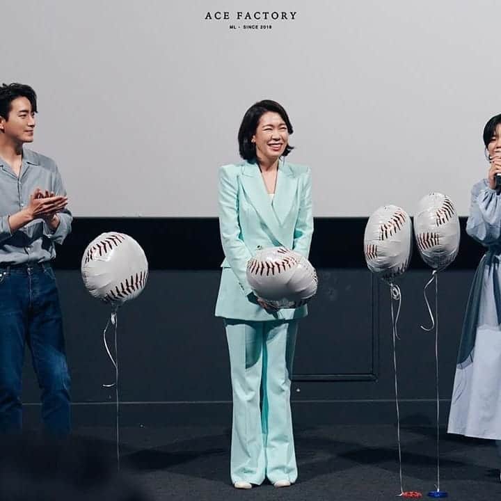 イ・ジュニョクさんのインスタグラム写真 - (イ・ジュニョクInstagram)「Reposted from @acefactory.official ⠀ ⠀ [ACE FACTORY NAVER POST OPEN] ↑코치-야구선수-엄마임 ⠀ 📮 http://naver.me/IDEk6tZN ⠀ 영화 '야구소녀' 절찬상영중🎬 ⠀ #이주영 #leejooyoung #이준혁 #leejunhyuk #염혜란 #yeomhyeran #영화 #야구소녀 #baseballgirl #언론시사회 #비하인드 #주수인 #최진태 #에이스팩토리 #acefactory #ACECUT📸 - #regrann」6月18日 22時43分 - leejunhyukfanpage
