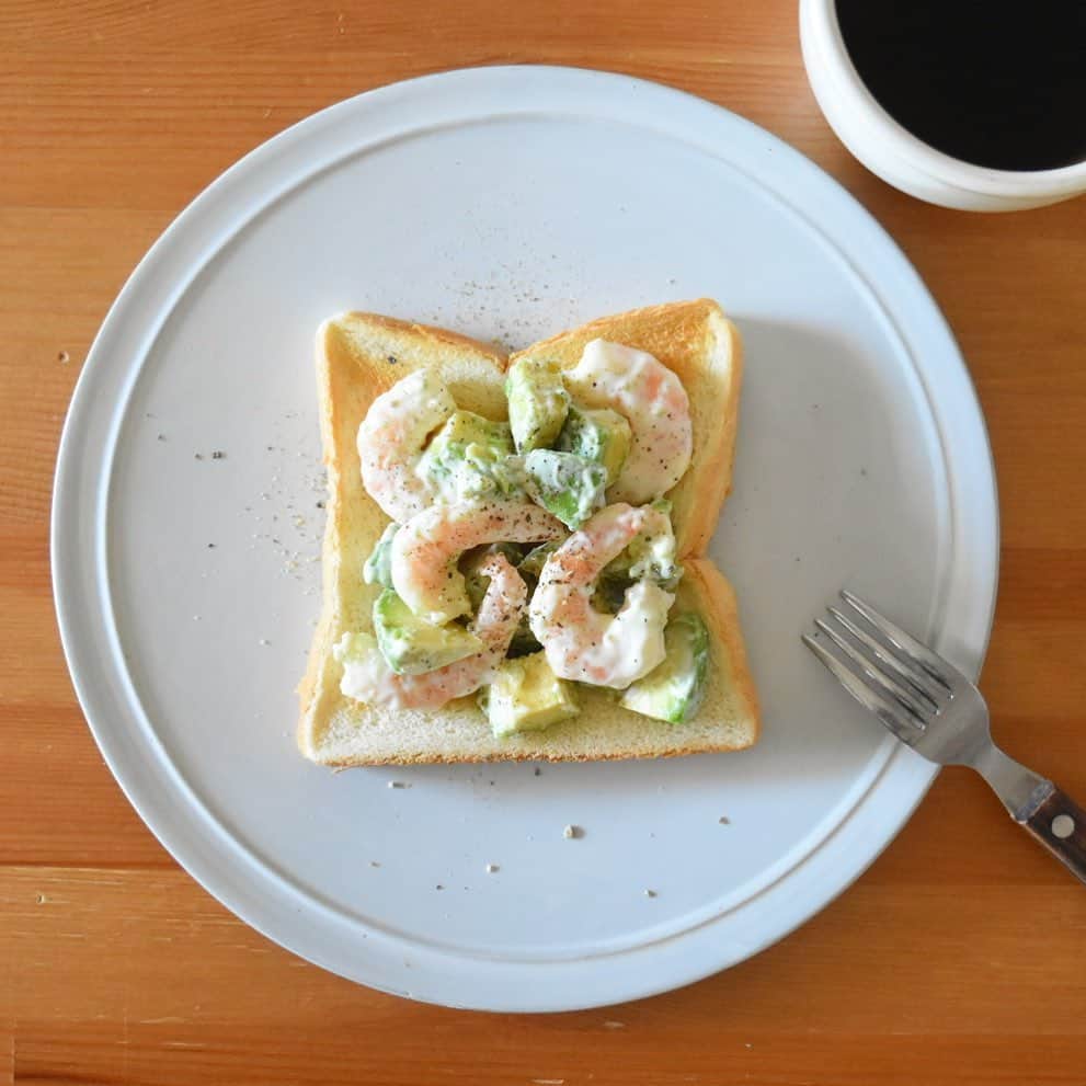 山崎佳のインスタグラム：「Today’s breakfast. エビとアボカド。」