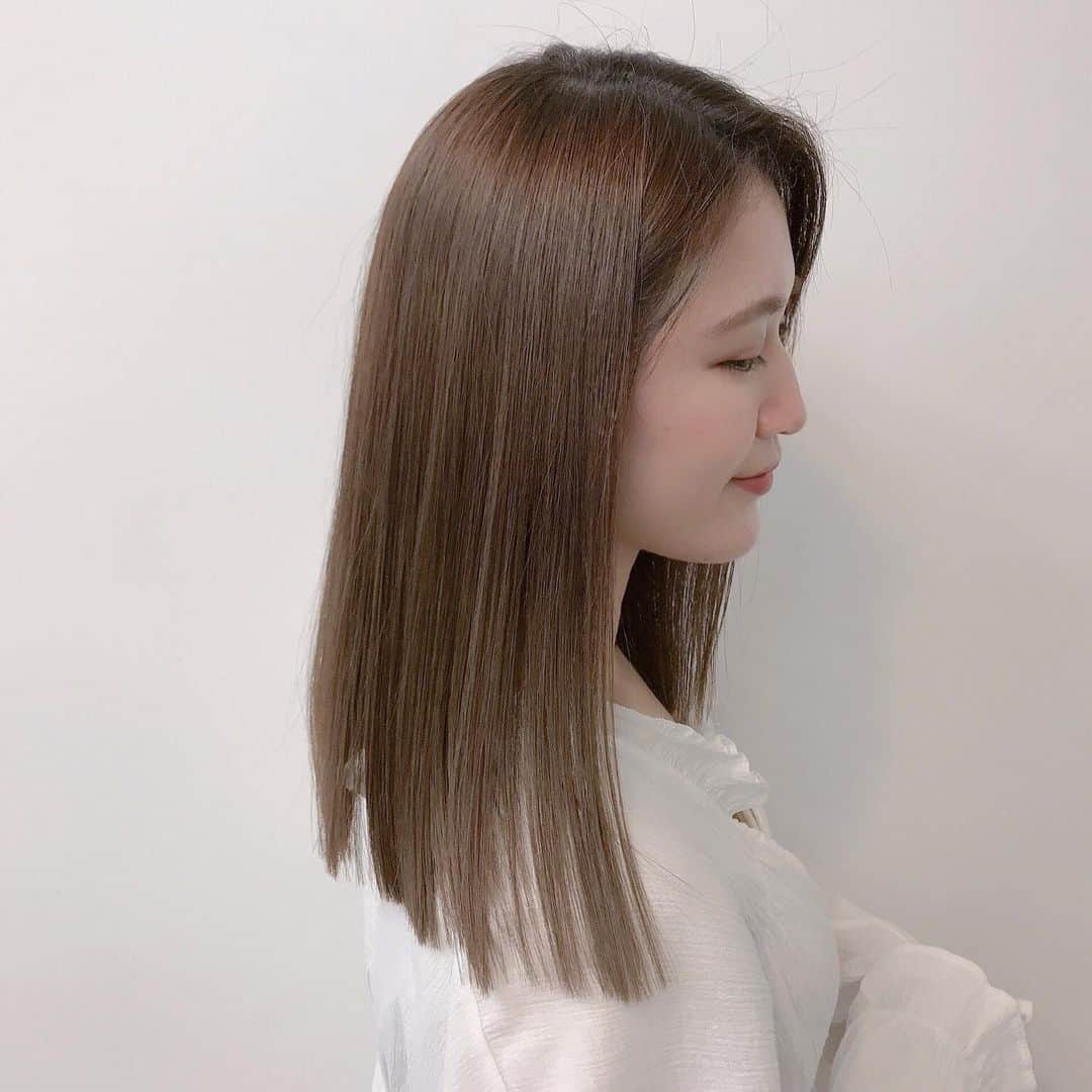 後藤夕貴のインスタグラム：「✄ ✄ ✄ ㅤ サッパリとしてきたよ〜 写真だとあまり短い感伝わらないかもだけど 鎖骨下くらいまで、バッサリとイメチェン。 1番長いところで15cm近く切った！ ㅤ #hair #セミロング @daiking.t ✂️ ※写真撮るときのみマスクを外しています」