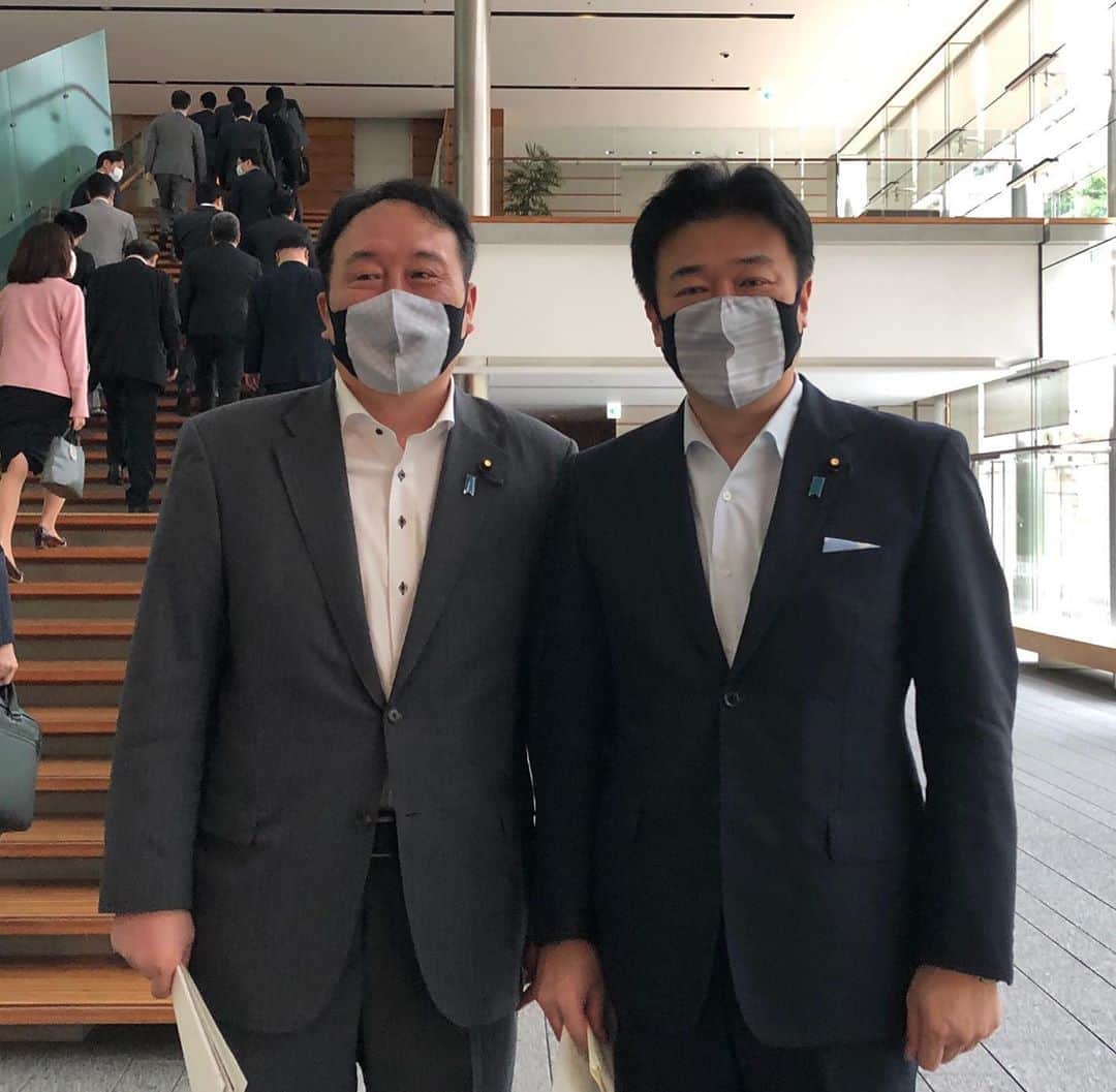 木原稔のインスタグラム：「博多織の立体型エチケットマスク！福岡1区の井上貴博代議士からいただきました。」