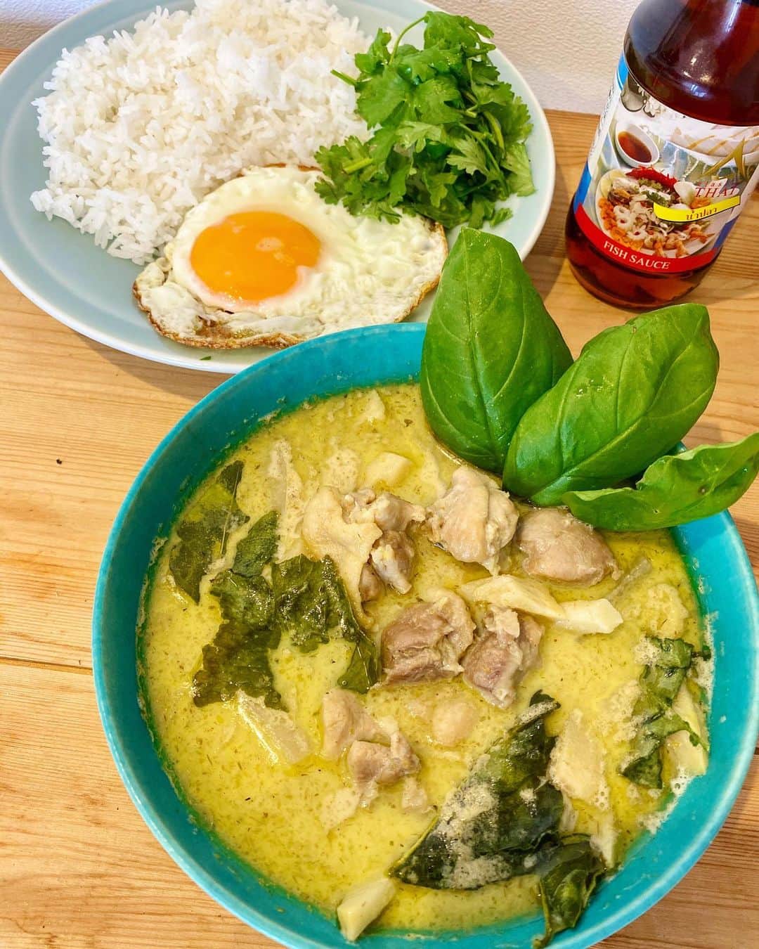 クボタマサヒコのインスタグラム：「🍛この季節はこれだ〜 ひさびさ作ったので、改めnoteの方にレシピ&グリーンカレーよもやま話をアップしてみました。 ☝︎プロフィールのリンクから是非。  これから基本そっちにレシピや今書いてる音楽小説？など移行していく予定なので、アカウントのフォローをして貰えると嬉しいです🙏🏻 #クボタ食堂 #note #グリーンカレー #自炊 #レシピ #うちごはん」