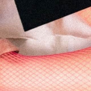のインスタグラム：「. . 〜Found out〜  眠りから覚めた瞬間の強迫感 心臓を揺らして指を震わせて足先を冷やして アレはブラウンだろうか、それともワインレッドか いつもの緊張からの絶望の瞬間だ 稀に免れた日は二度寝ができる そしてあの日、それはわたしの急所に命中した テーブルの端にライトグリーンのスクエア お見事だった　一撃だった あれほど声を出してしまうとは けたたましい音のベルを鳴らしながら「大当たり！」と、優しそうな恰幅の良いおじさんに大声で祝福されている自分の光景が頭に浮かんだ わたしはいよいよ君を裏切るしかこの命は助からないと判断した わたし 猫はキライなの  君は嘘つきだね . .  1/29 5時8分 2/27 5時43分 2回目 2/27 6時14分 3回目  #hair#makeup#bluemakeup#nude#dangerouslolita#hairmake」