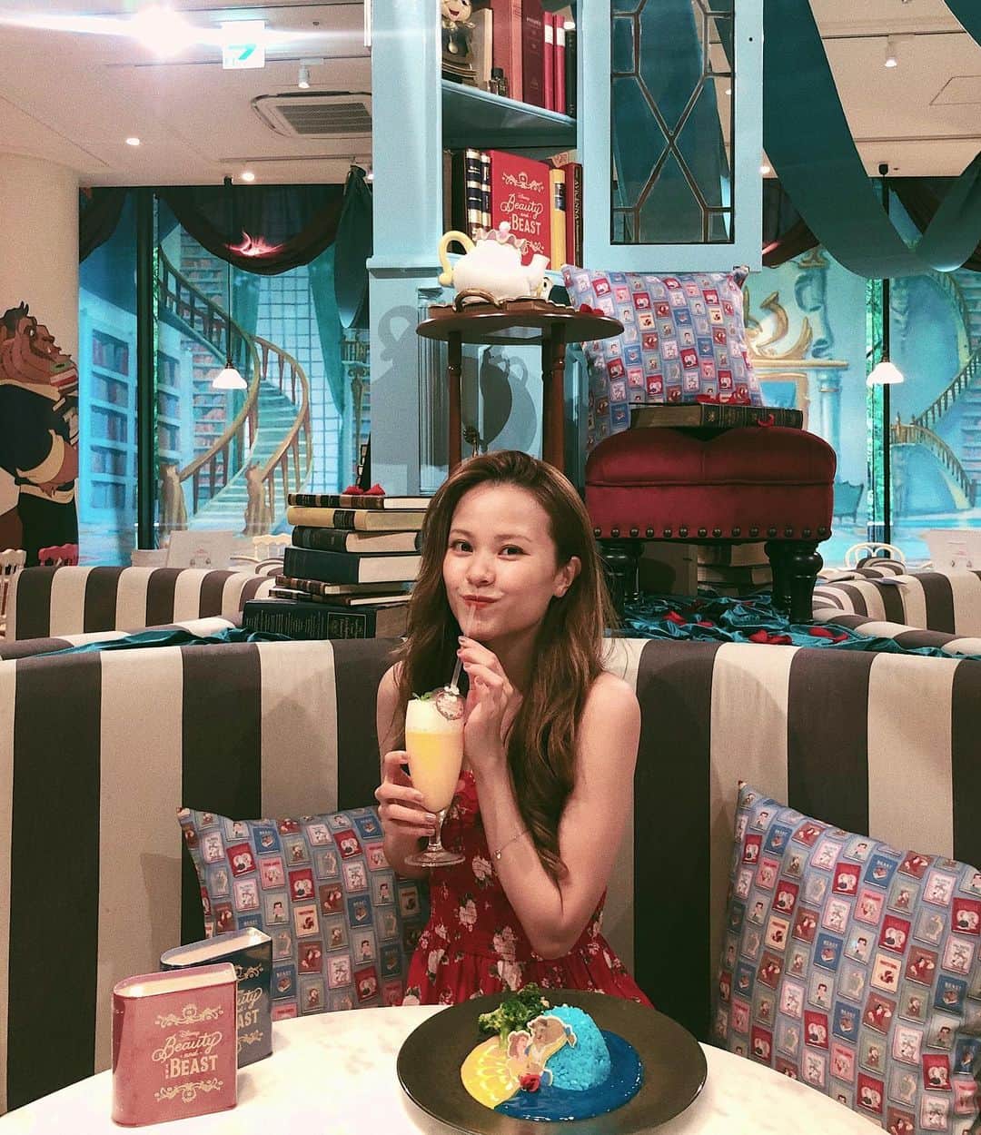 MiracleVellMagicのインスタグラム：「beauty and the beast cafe. such a dreamy place📚🌹 OH MY CAFE、今回はなんと美女と野獣…！お先にお邪魔してきちゃいました🥺❤︎ まず言っても良いですか？図書館のシーンが全体のモチーフなのよ。あの緑のドレスを着たベルの！野獣が図書館まるごとプレゼントしちゃうときめきのシーンの！！！そこをチョイスしてくださるなんて。もうたまりませんのよ。大好きだものあの場面。 しかも店内のBGMずっと美女と野獣のサントラだからね…歌っちゃったもん、止まらなかったもん🥺❣️ #ohmycafe #ohmycafetokyo #美女と野獣 #beautyandthebeast #オーマイカフェ #disney #ディズニー #スペシャルカフェ #美女と野獣カフェ」