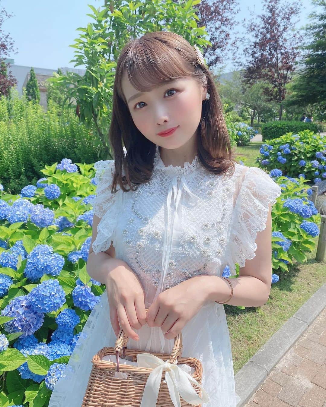 のインスタグラム：「. . お台場のプロムナード公園の 紫陽花がとっても綺麗だった💜 こんなにたくさんの紫陽花 見たことなくて感動した😌✨ . . . 春たくさんお花畑行きたかった けど、行けなかったから 紫陽花見れてよかった❣️ . . . 👗ワンピース　@petit_melumo . 👜カゴバッグ　？？ 🎀ヘアアクセ　@petit_melumo . . . . #紫陽花 #あじさい #プロム ナード公園 #お台場 #お花畑 #お花畑コーデ #花のある暮らし #春服 #春服コーデ #春コーデ #私服 #私服コーデ #コーディネート #love #instalike」