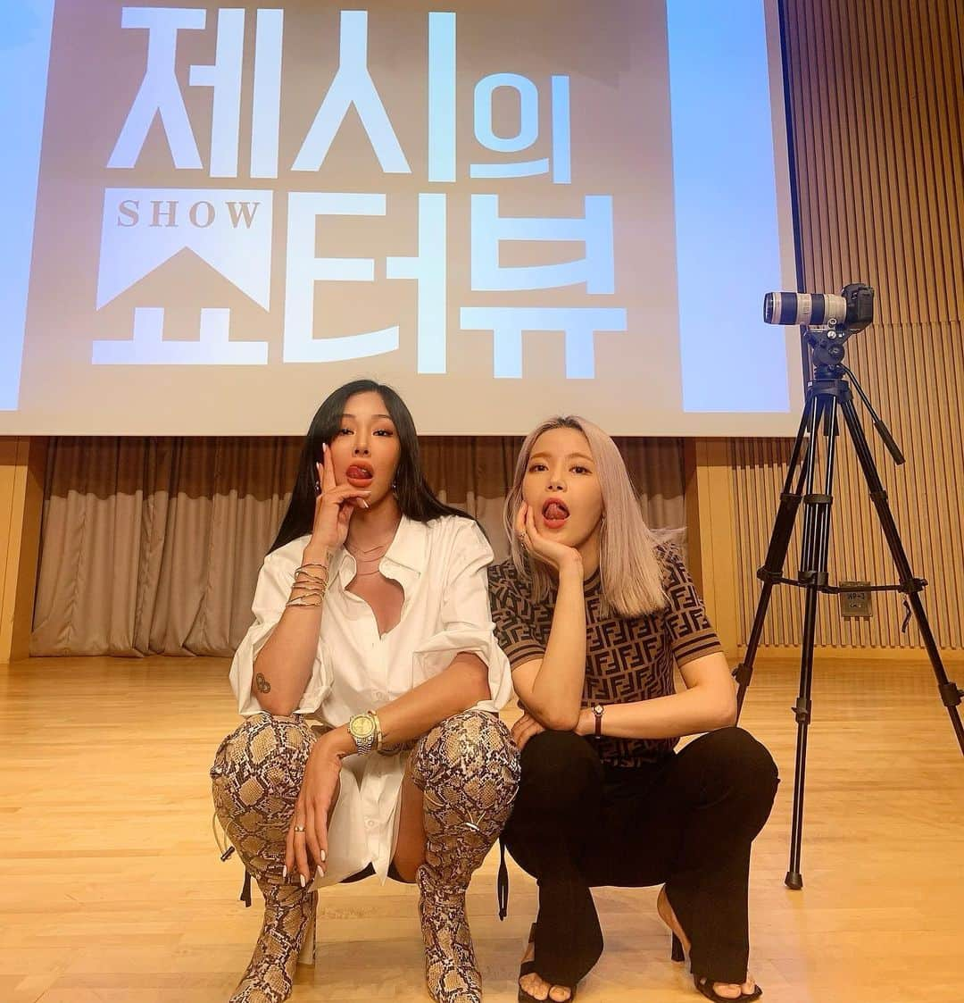 Jessiさんのインスタグラム写真 - (JessiInstagram)「With Babygirl Solar ❤️ Next week on jessi’s shit show! #jessishorterview #제시쇼터뷰 LINK IN BIO‼️」6月18日 23時02分 - jessicah_o