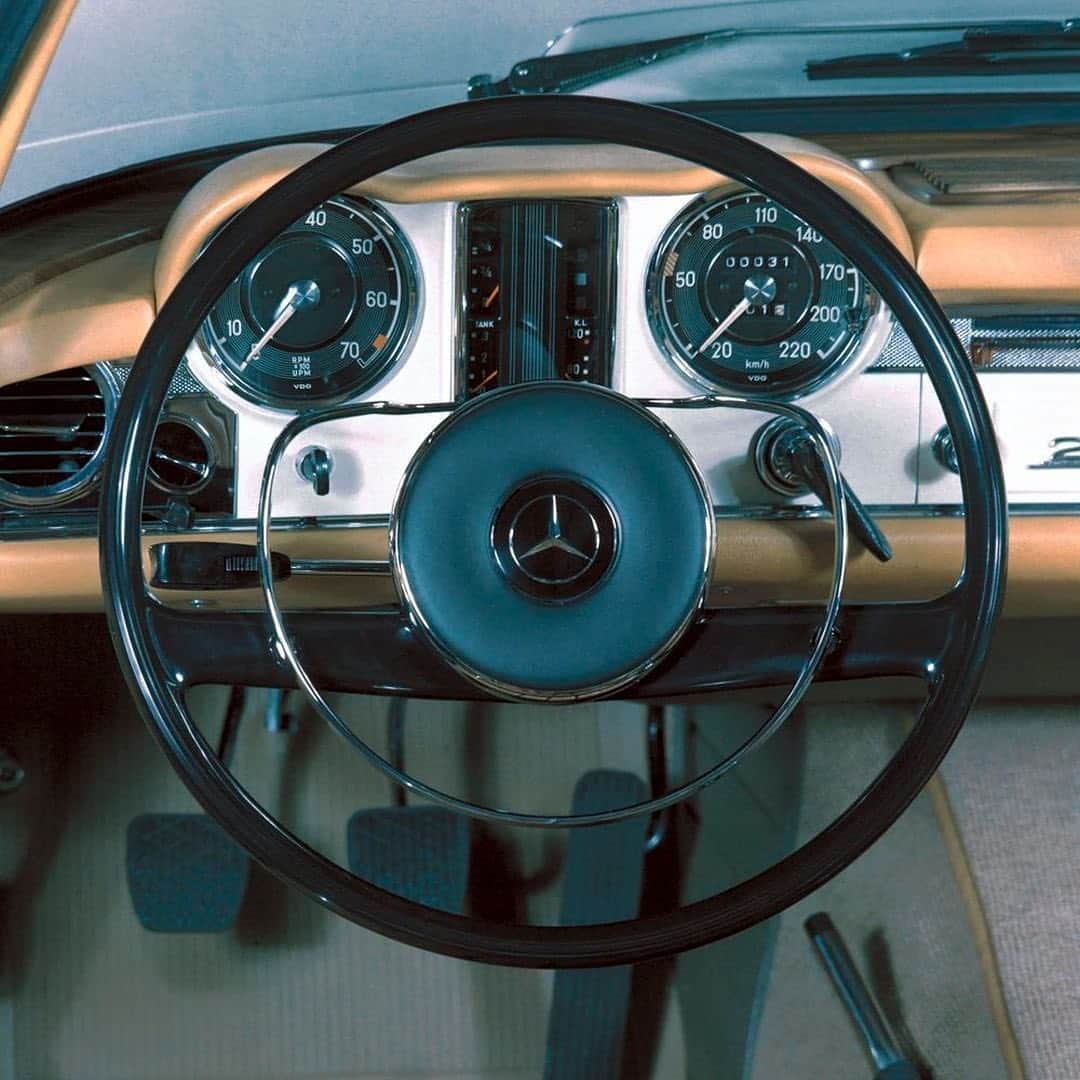 メルセデス・ベンツさんのインスタグラム写真 - (メルセデス・ベンツInstagram)「A Mercedes-Benz SL of the 113 series - when it was brand new! #MercedesBenz #MBclassic #MBCar #Classic #Daimler #thebestornothing  Via @mercedesbenzmuseum」6月18日 23時03分 - mercedesbenz