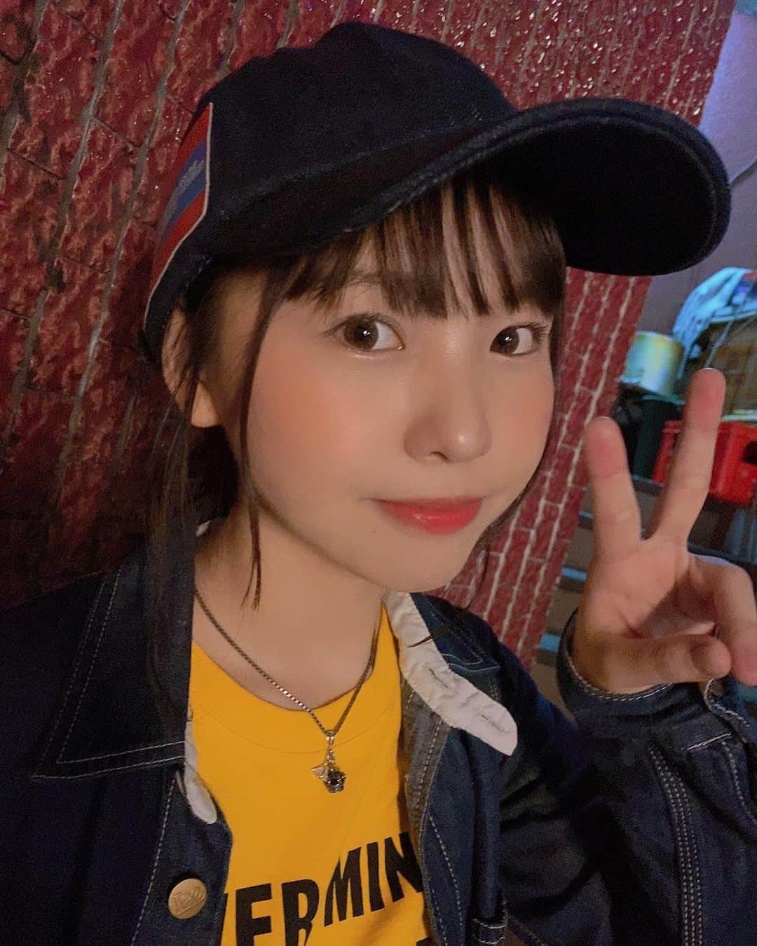 本郷柚巴のインスタグラム：「雨の日「今から晴れるよ」 と言っても天気の子みたいな 晴れにする能力は無いです🌧  #cap  #calvinklein  これはびっくりの3.100💸 いい買い物が出来た❤️ #tshirt  #rocktshirt  #sexpistols_official  ④の数字は不吉なんですよ…ピストルズ🔫 #bag  #和柄  #mirai  結構大きく見えるけどドカドカ物をいっぱい入れたい女の子にはすごく便利なサイズかな💫 鞄の中整理するのが下手だからすごく便利でドカドカ入れちゃう🤍  #boots  #drmartens 私のお気に入りまぁーちん👞  #古着 #古着女子 新品はbagとbootsだけかな😊✌🏻 んじゃ！！」