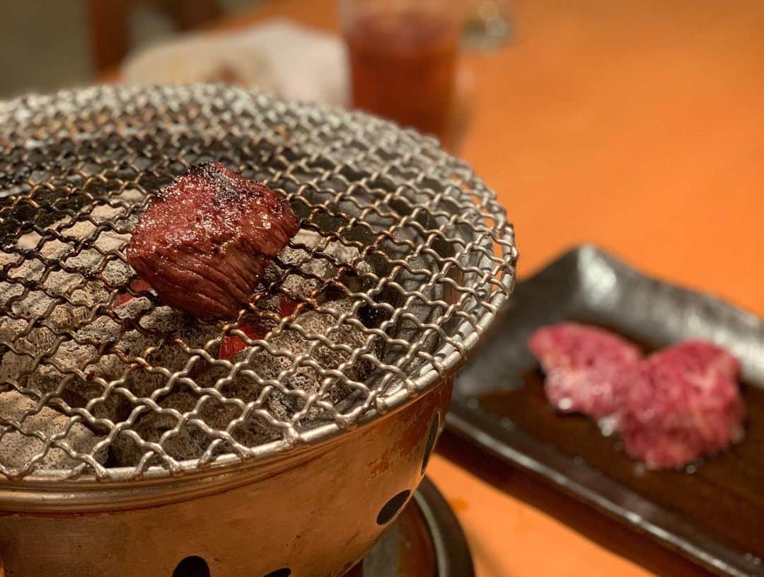 沢瀉美緒さんのインスタグラム写真 - (沢瀉美緒Instagram)「※ Yakiniku dinner with friends 💛 . 大好きな焼肉屋さんへ。 自粛明けはじめて友達とご飯に出かけた。 . お店の方にも久しぶりに会って オンラインでしか会ってなかった 友人達とも会えた💛 . 絶対食べたい上ハラミと課長の赤身 そして、ナムルとキムチの盛り合わせ。 締めには冷麺とユッケジャン。 . もちろん白米も🍚 今日も美味しかったです。 . . #焼肉しみず #yakiniku #焼肉 #ミオログ #tokyo #東京 #田村牛 #上ハラミ」6月18日 22時57分 - mio_omodaka