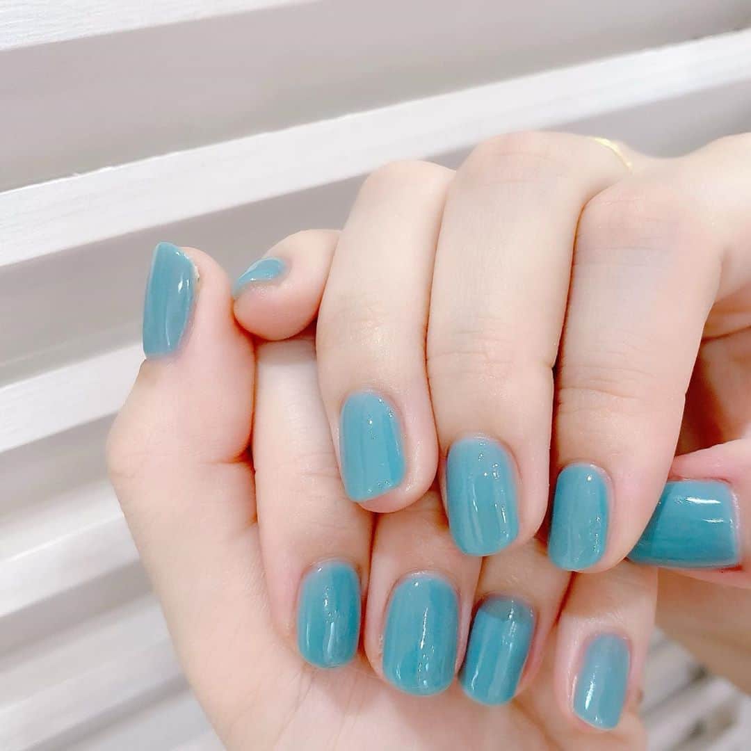 なかやまちえこのインスタグラム：「青と緑の間のくすみカラー✨⠀ #nail #nails #nailart #ネイル #美甲 #ネイルアート  #japanesenailart #manucure #japanesenails #manicurist #gelnails #أظافر #네일아트 #미용 #vẽmóng #ngườiđẹp  #เพ้นท์เล็บ #искусствоногтя #artedeuñas #เพ้นท์เล็บเจล #ジェルネイルデザイン #ネイルデザイン #senikuku #nagelkunst #ワンカラーネイル⠀ 施術は @aby_sharenail にて。」