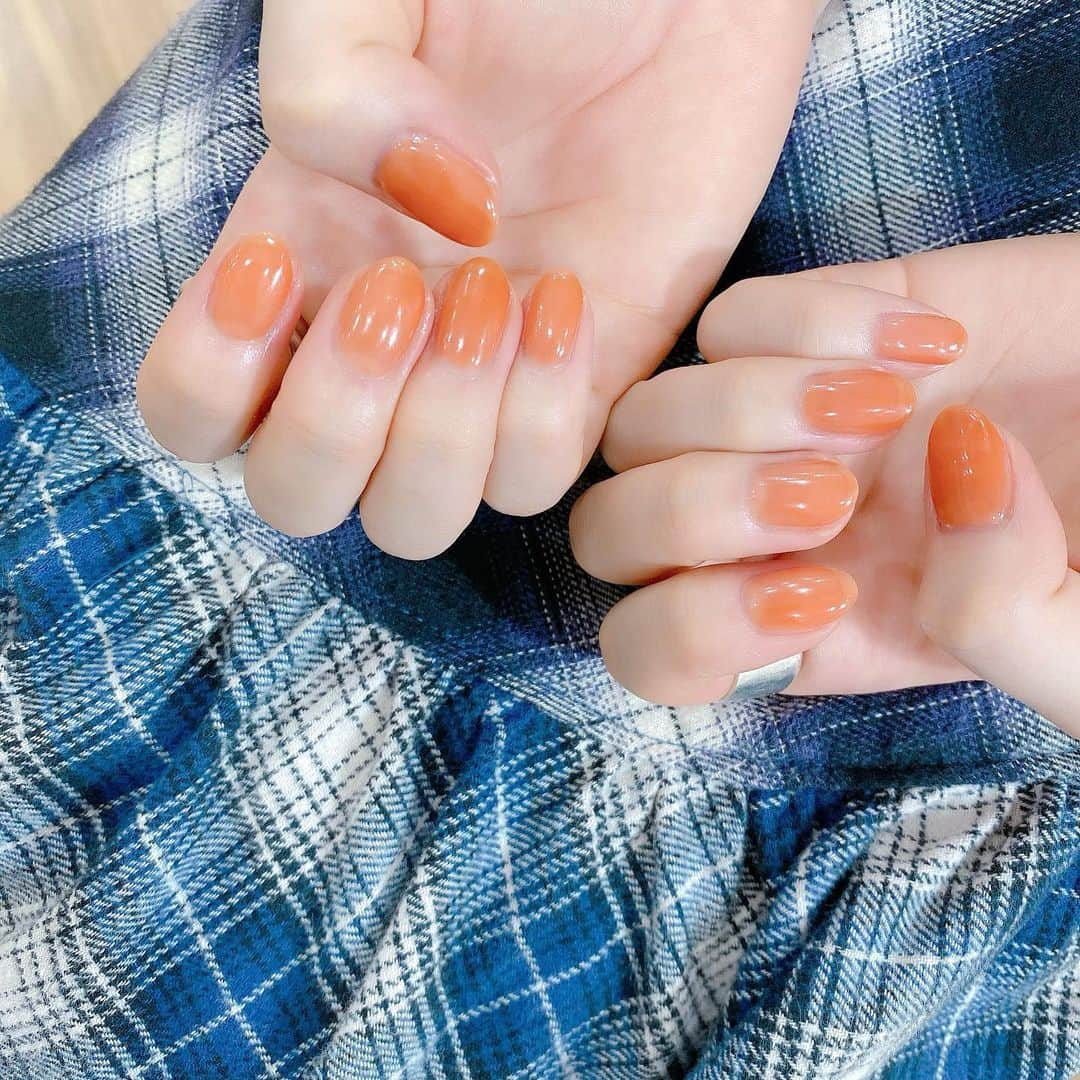 なかやまちえこさんのインスタグラム写真 - (なかやまちえこInstagram)「オレンジと茶色の間。⠀ #nail #nails #nailart #ネイル #美甲 #ネイルアート  #japanesenailart #manucure #japanesenails #manicurist #gelnails #أظافر #네일아트 #미용 #vẽmóng #ngườiđẹp  #เพ้นท์เล็บ #искусствоногтя #artedeuñas #เพ้นท์เล็บเจล #ジェルネイルデザイン #ネイルデザイン #senikuku #nagelkunst #とぅるっとネイル #ワンカラーネイル #玉井杏奈 ちゃん⠀ 施術は @aby_sharenail にて。」6月18日 23時07分 - chiekonakayama