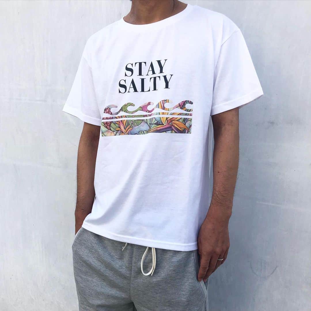 ラレイアのインスタグラム：「🌴 ユニセックスで着られるメンズTシャツの販売STARTしました😍 ・ 女性が着るとBlG Tとして使えます✨ ・ 同じデザインのアート違いのレディースTシャツも販売しているのでペアで着るのもおすすめです🙆‍♀️💕 ・ ・ ・ ---La Leia Precious Life(ラレイア)--- @laleia_official ・ 楽天市場店 https://www.rakuten.co.jp/laleia-p-life/ ・ au wowma店 https://wowma.jp/user/52666346 ・ Yahooショッピング店 https://shopping.geocities.jp/laleia-p-life/ ・ ・ @laleia_official  @colleenwilcoxgallery_jp  #colleenwilcox#art#hawaii#aloha#surf#beach#laleia#ハワイ#フォトジェニック#インスタ映え#インスタ女子#アロハ#ビーチ#海を感じる雑貨#ラレイア#アート#ビーチガール#サーフスタイル#大人カジュアル#キャップ #コリーンウィルコックス#ギフト#プレゼント#ユニセックス#Tシャツ」